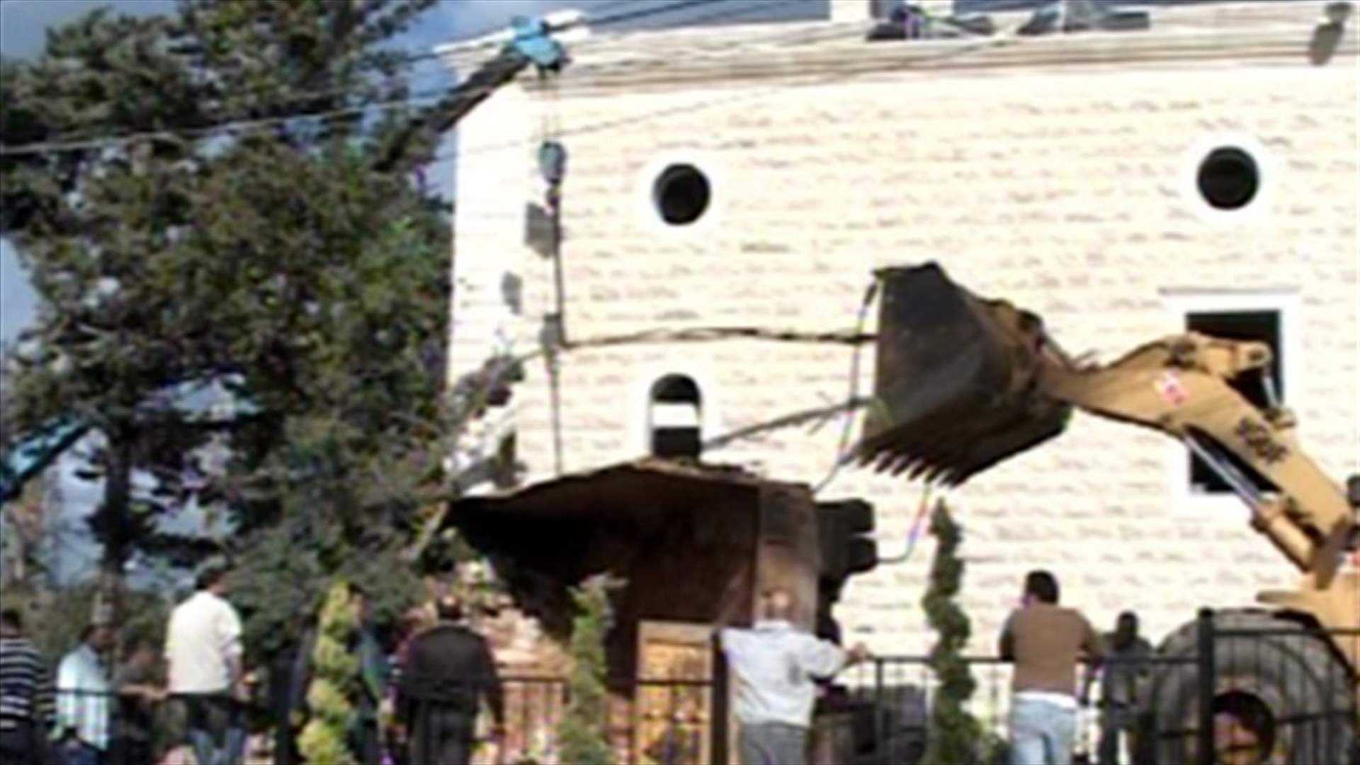 شاحنة تصطدم بسيارتين وبحائط كنيسة جدرا