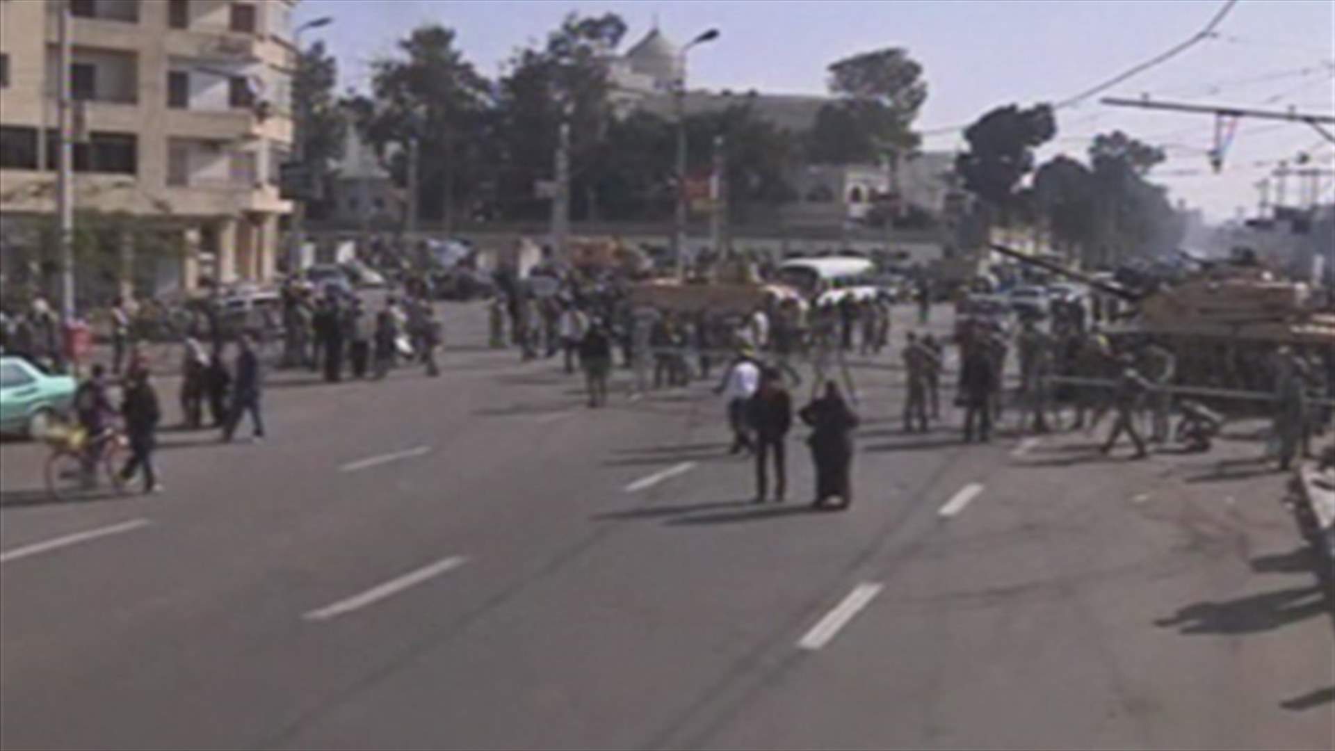 Egypt military orders demonstrators away from palace as Morsi meets army chief, officials 