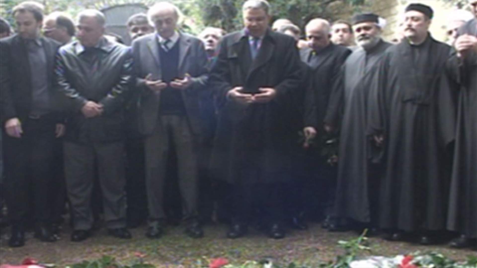 جنبلاط يضع زهرة على ضريح والده في ذكرى ميلاده