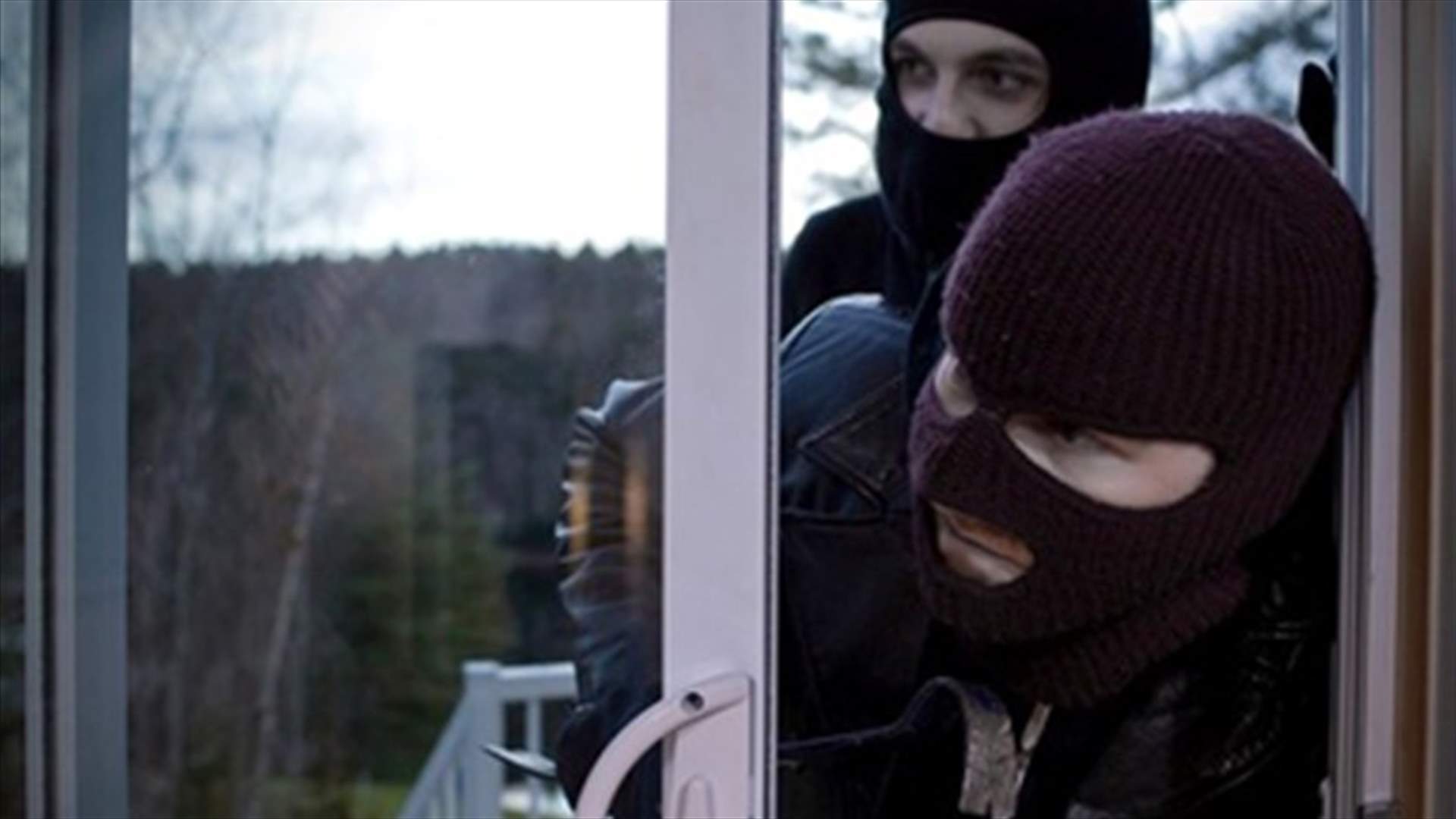 Armed group including women, rob Syrian workers
