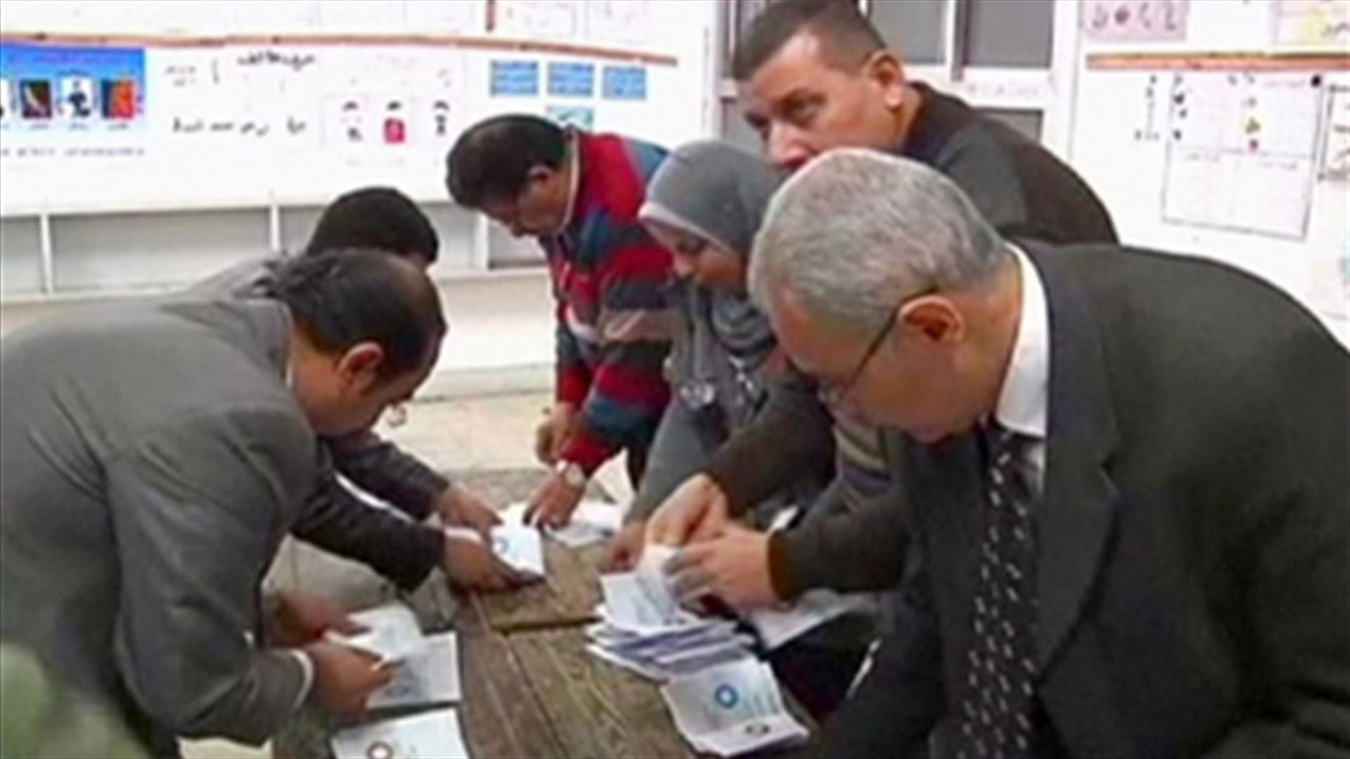 Egypt's preliminary results show constitution wins "yes" majority as polls close 