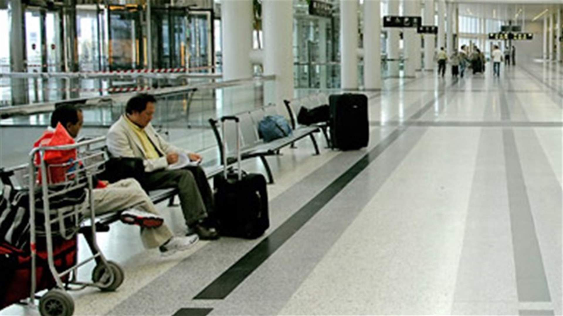 ضبط أجهزة اتصال عبر الأقمار الإصطناعية مع سوري بالمطار