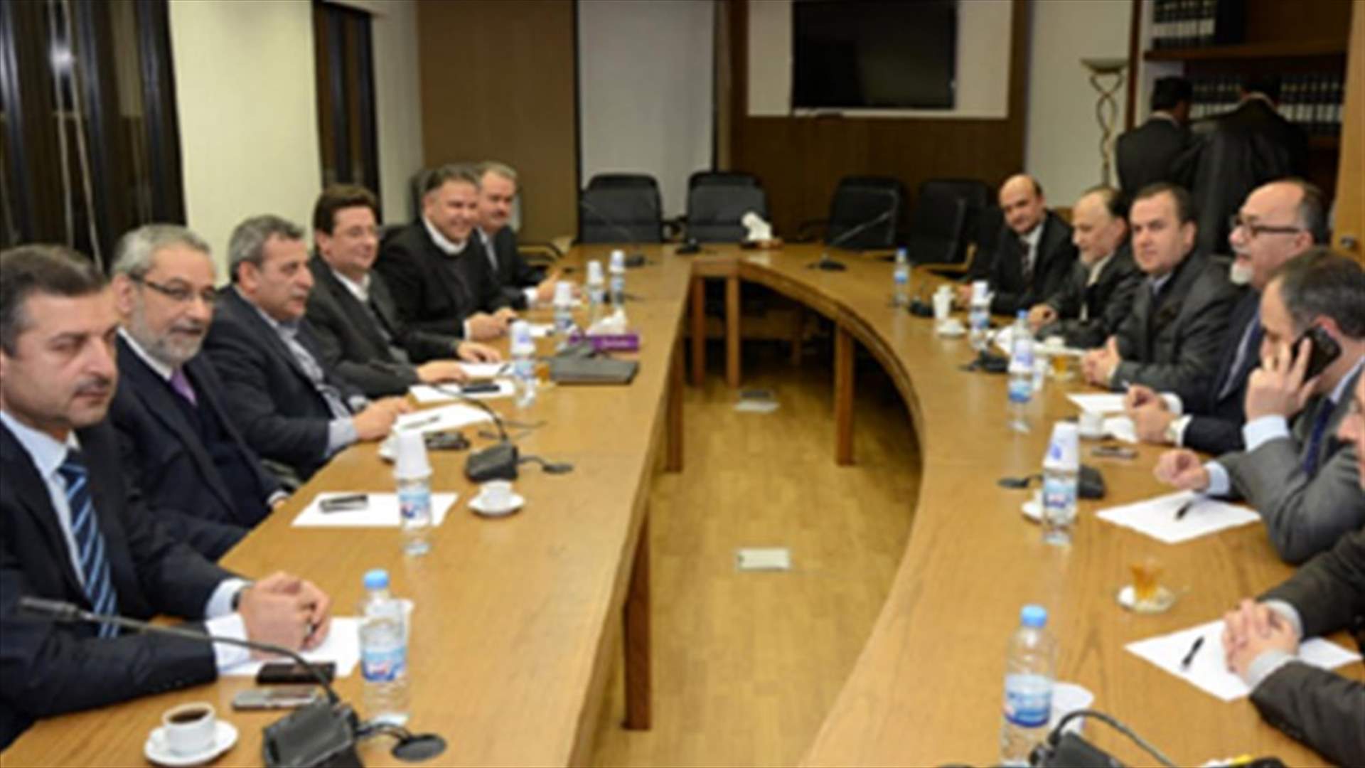 Majority representatives gather to discuss electoral law 