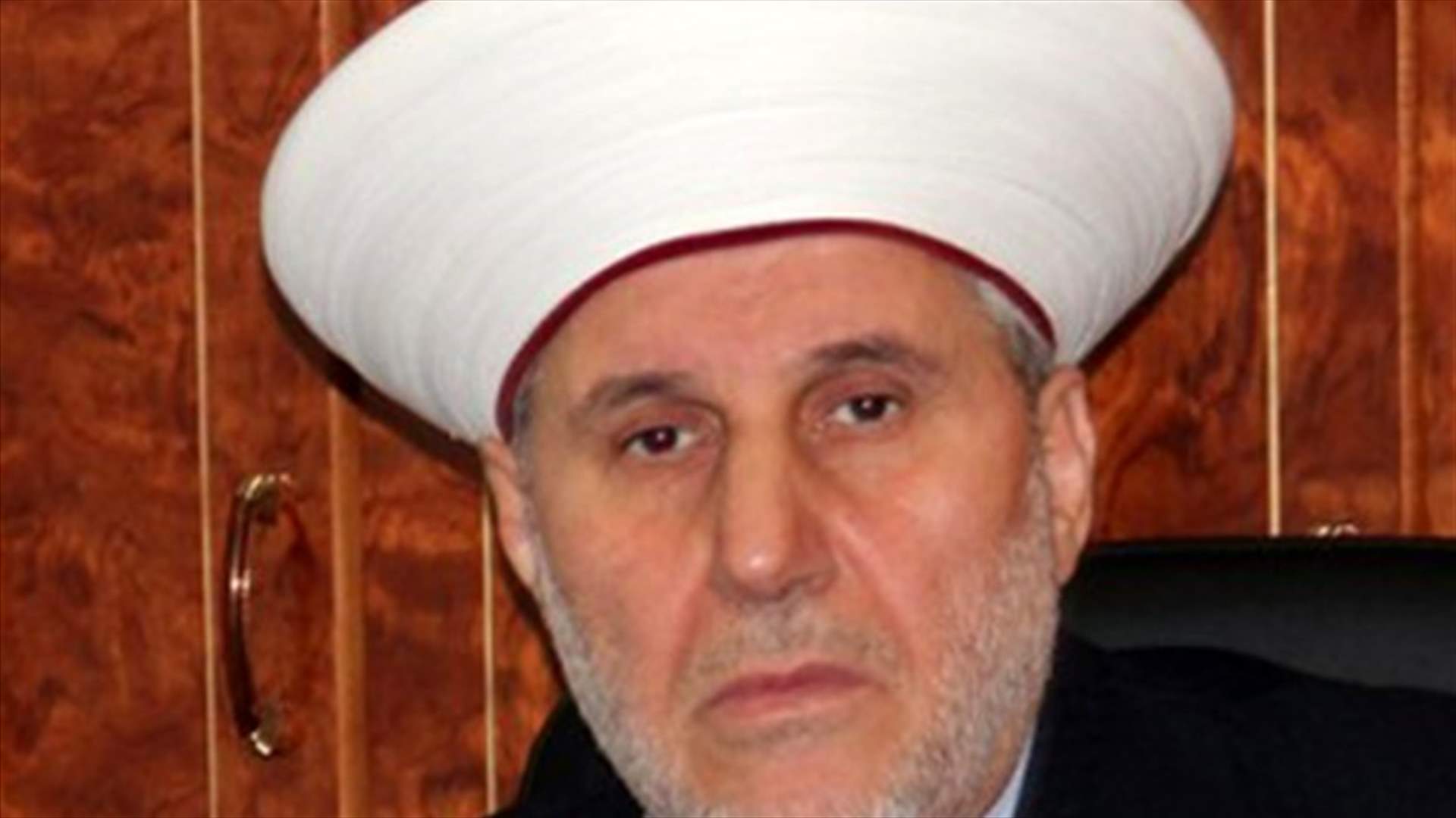 الشعار: ارفض الاقامة الجبرية في لبنان 