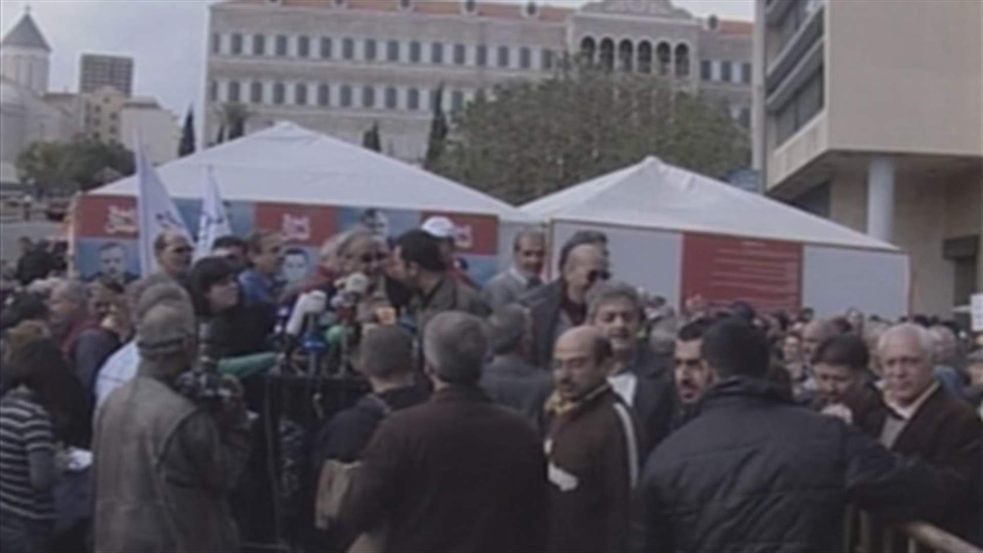 هيئة التنسيق النقابية تتظاهر امام السراي وتلوح بالاضراب المفتوح
