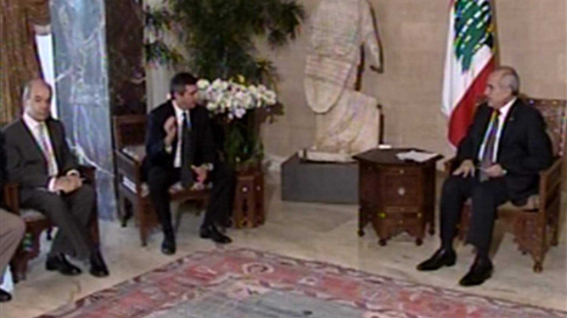 سليمان ينوّه بوقوف اليونان الدائم إلى جانب لبنان