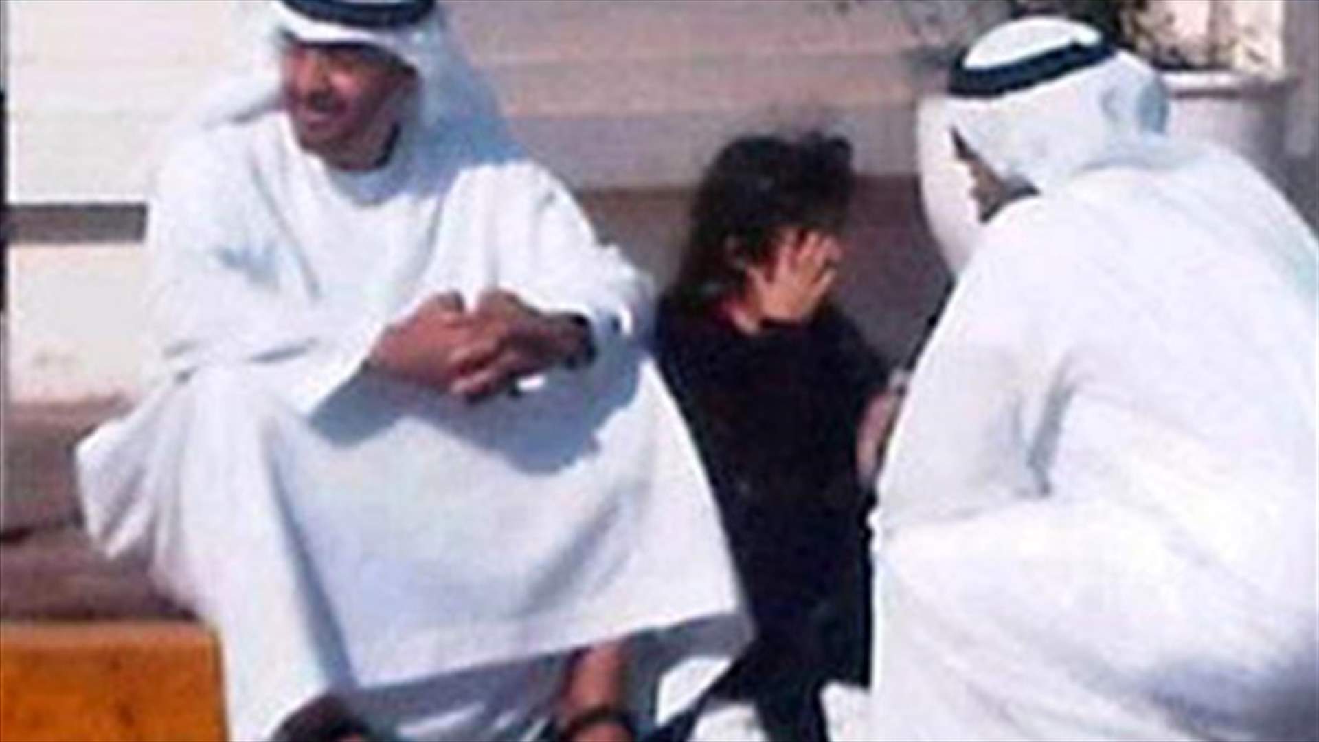 ولي عهد أبوظبي على الرصيف قرب طفلة