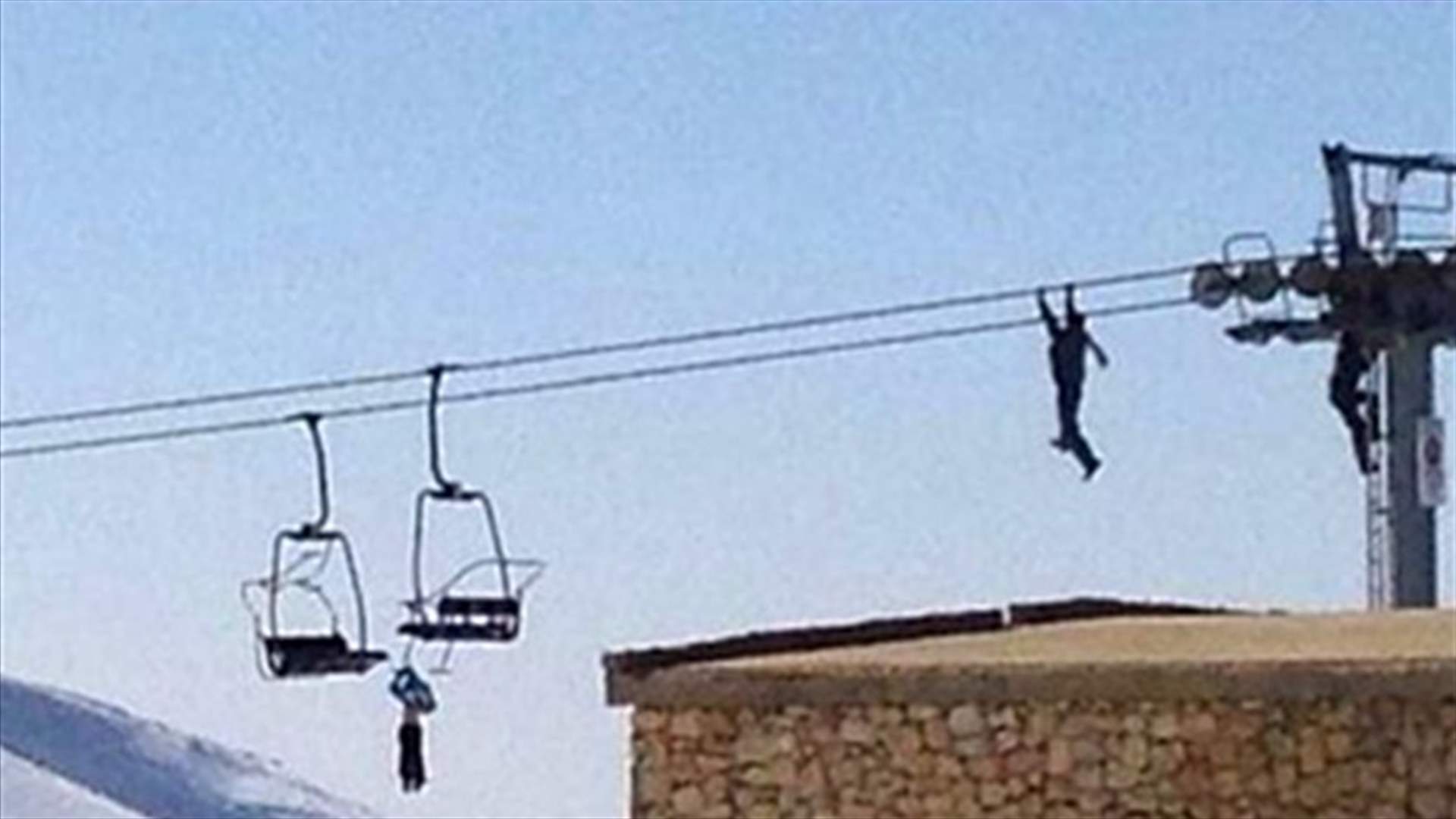 عادل نجا من الموت بعدما علق بمصعد التزلج  
