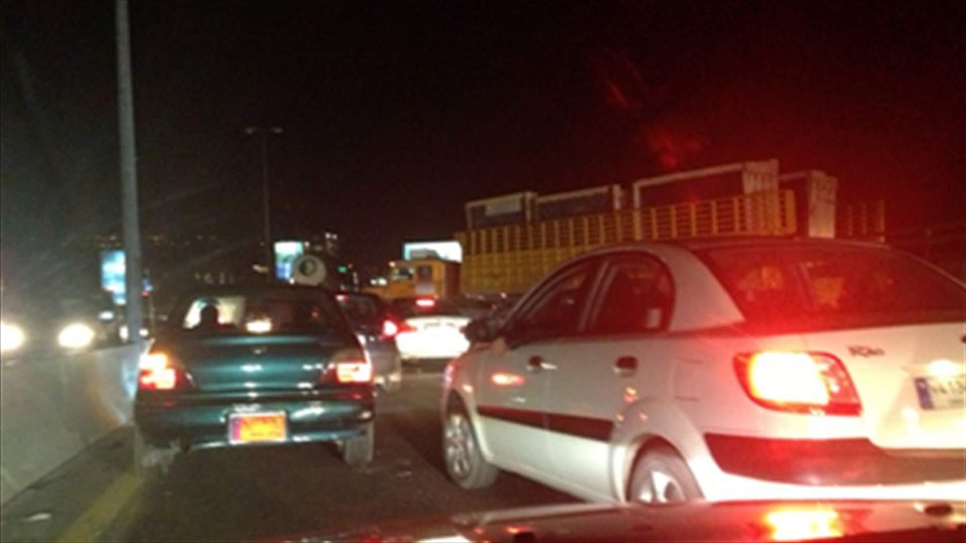زحمة سير خانقة بسبب حادث سير في ضبية 