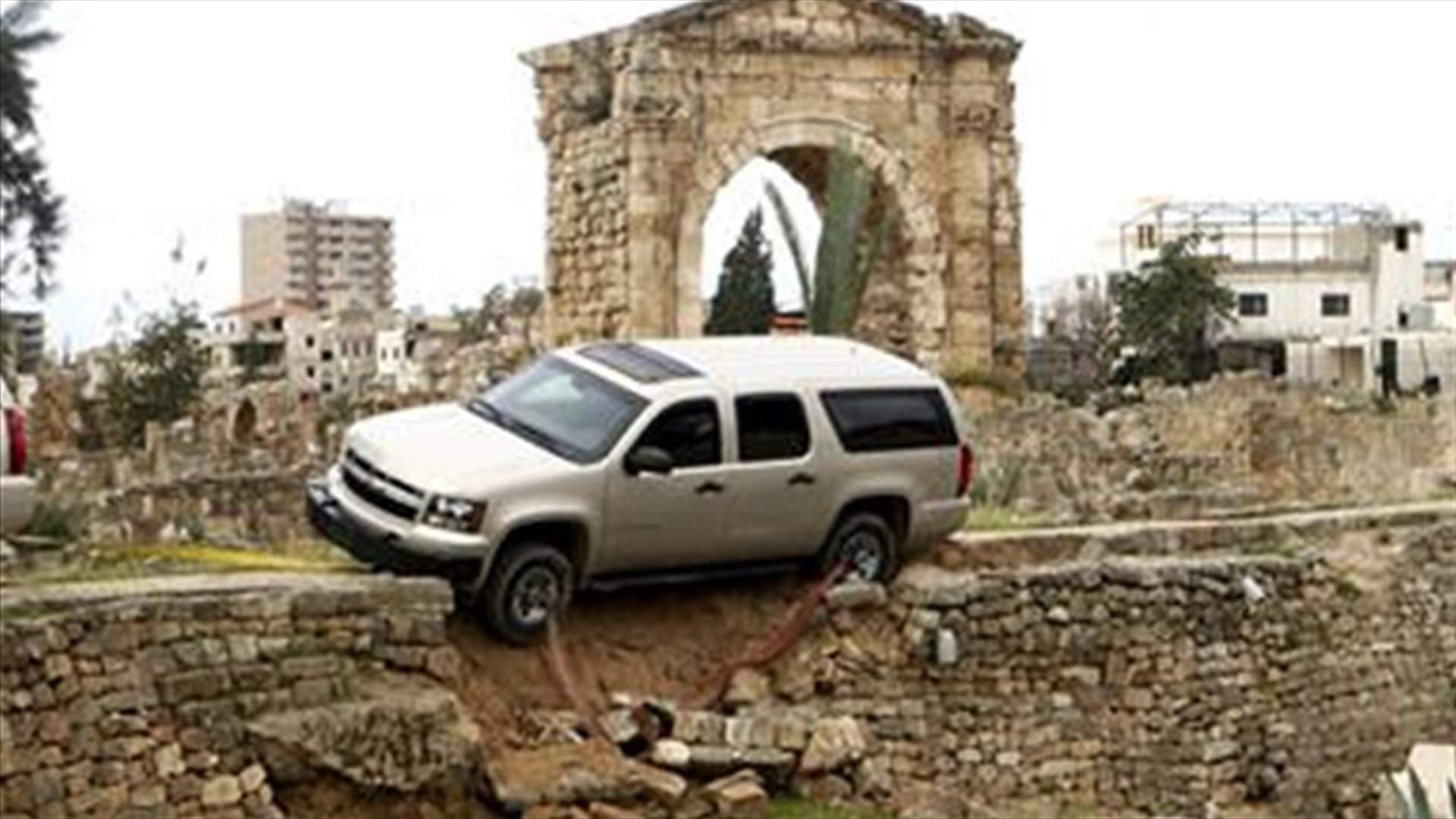 موكب كونيللي يستبيح آثار صور