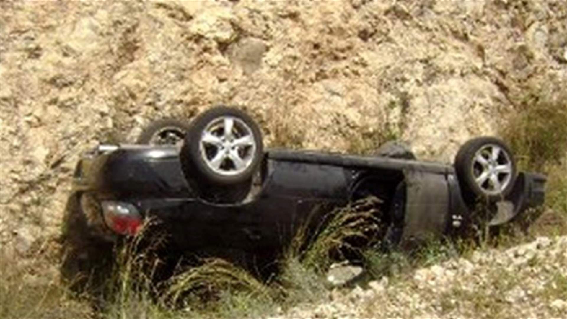 القبض على مطلوب بعد تدهور سيارته