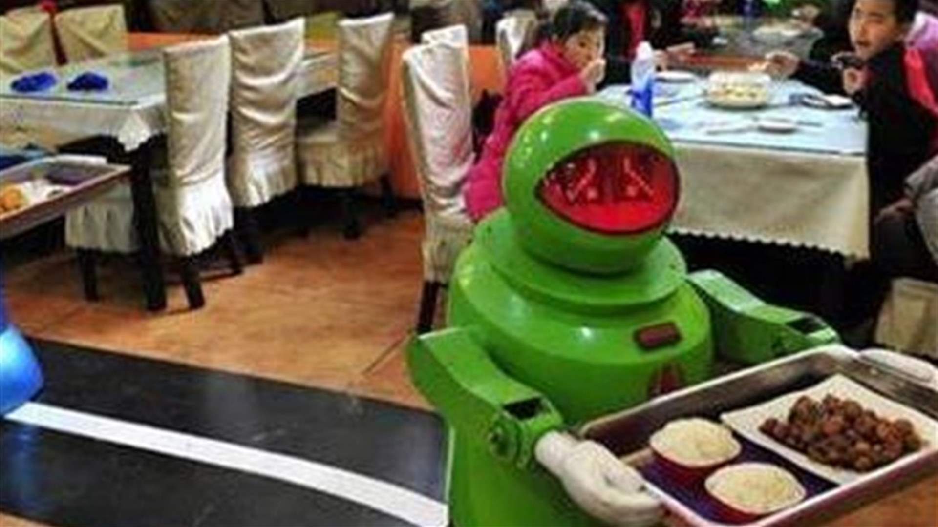 Robots replace human waiters and chefs at Chinese restaurant 