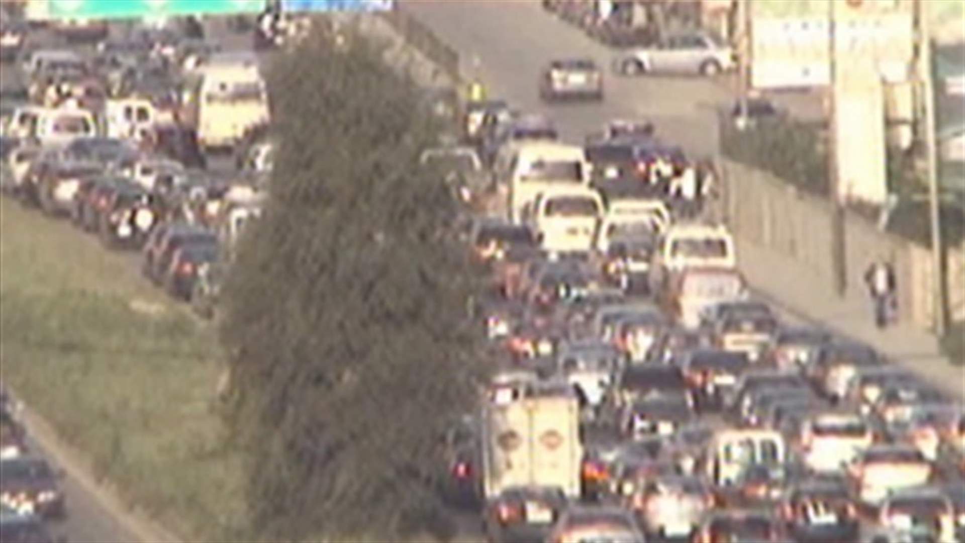 زحمة سير خانقة تلف مداخل بيروت وتمتد من الدورة ومن المطار