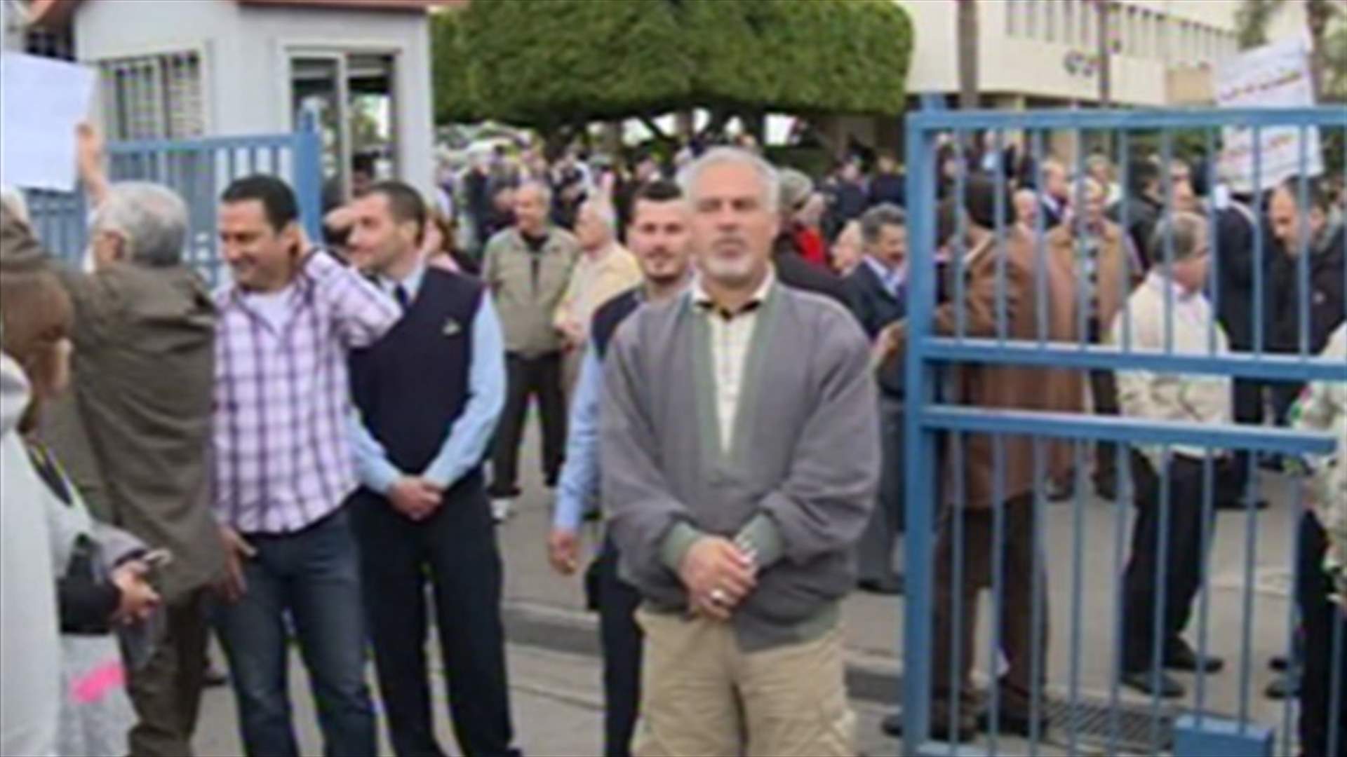 REPORT: UCC demonstrates in front the Ogero Committee