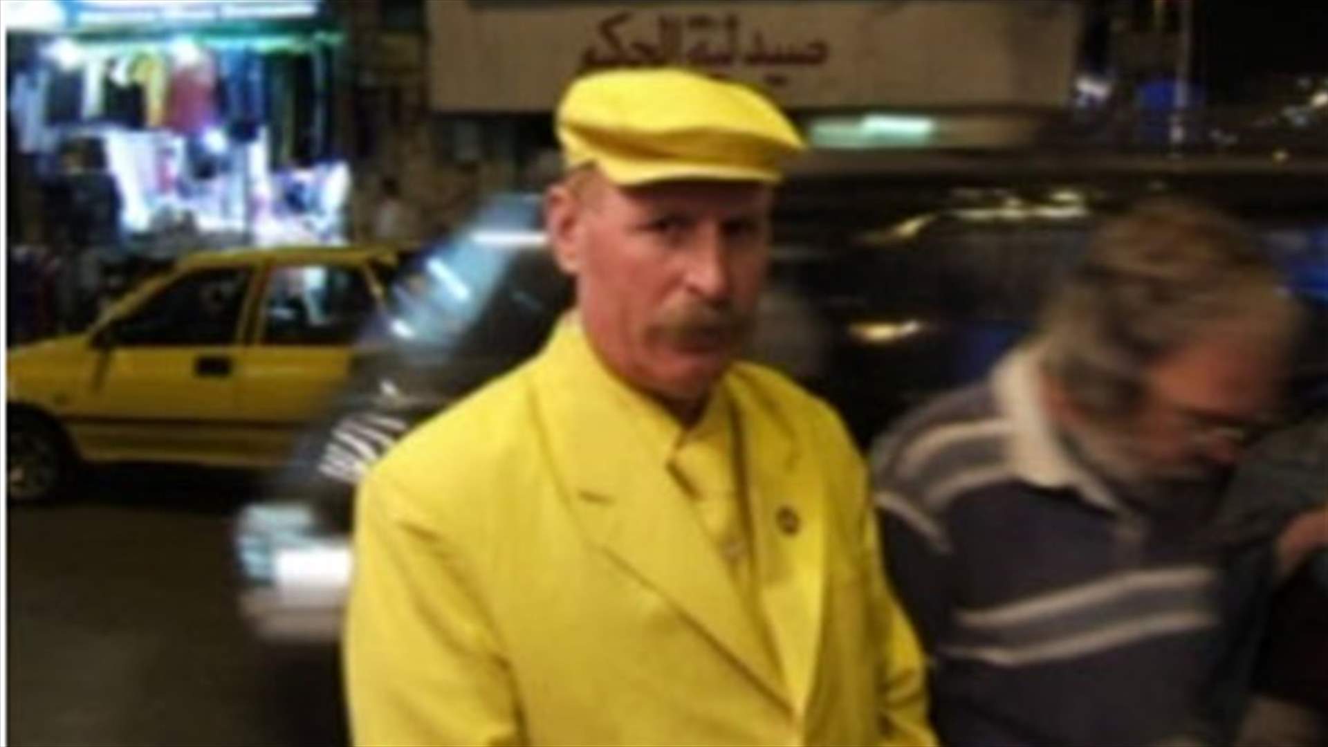 الرجل الأصفر: من معلم سياحي الى رهينة في قبضة الثوار