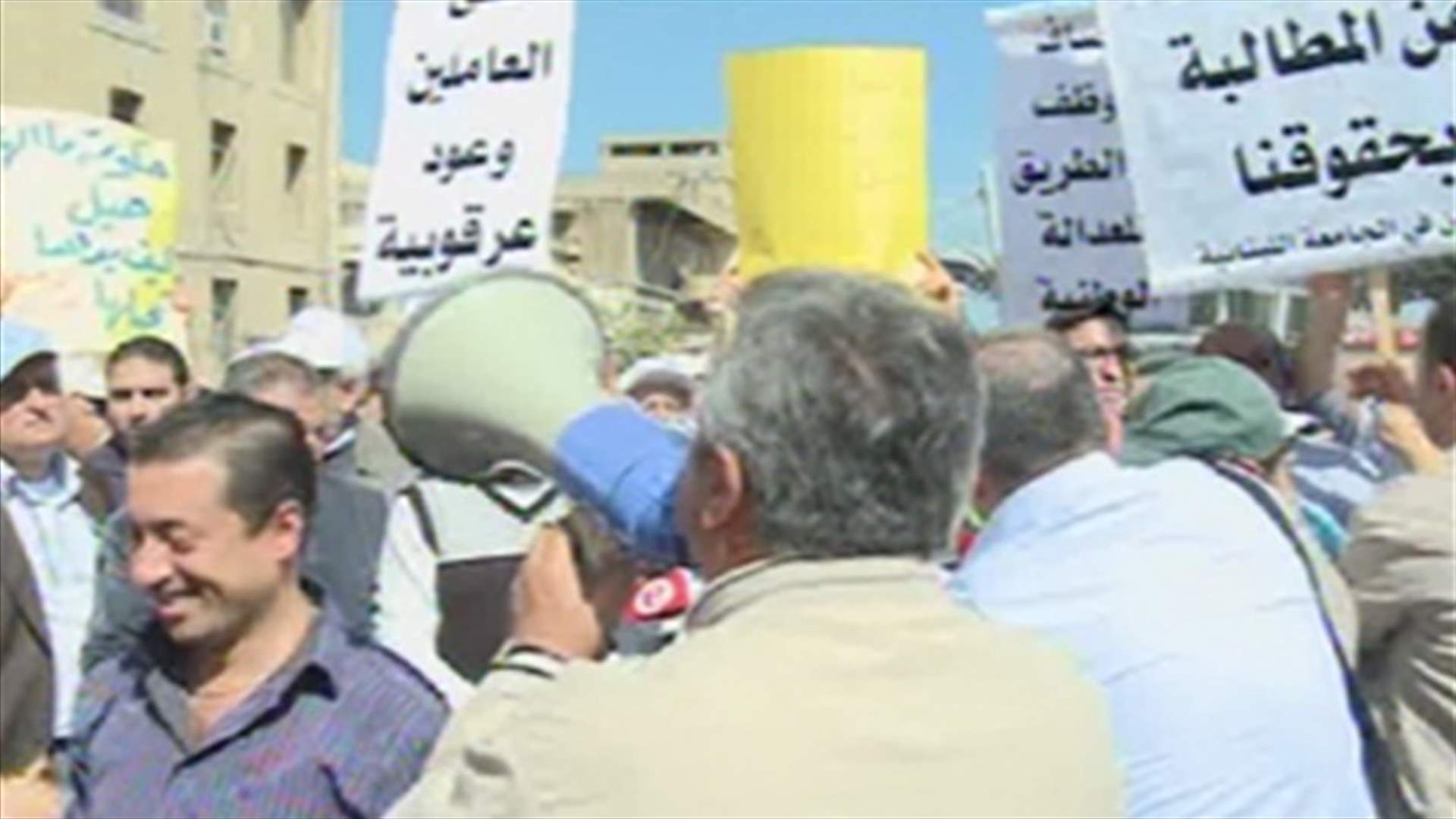 غريب: حيتان المال يقومون بأعمال التهريب ويسرقون الخزينة 
