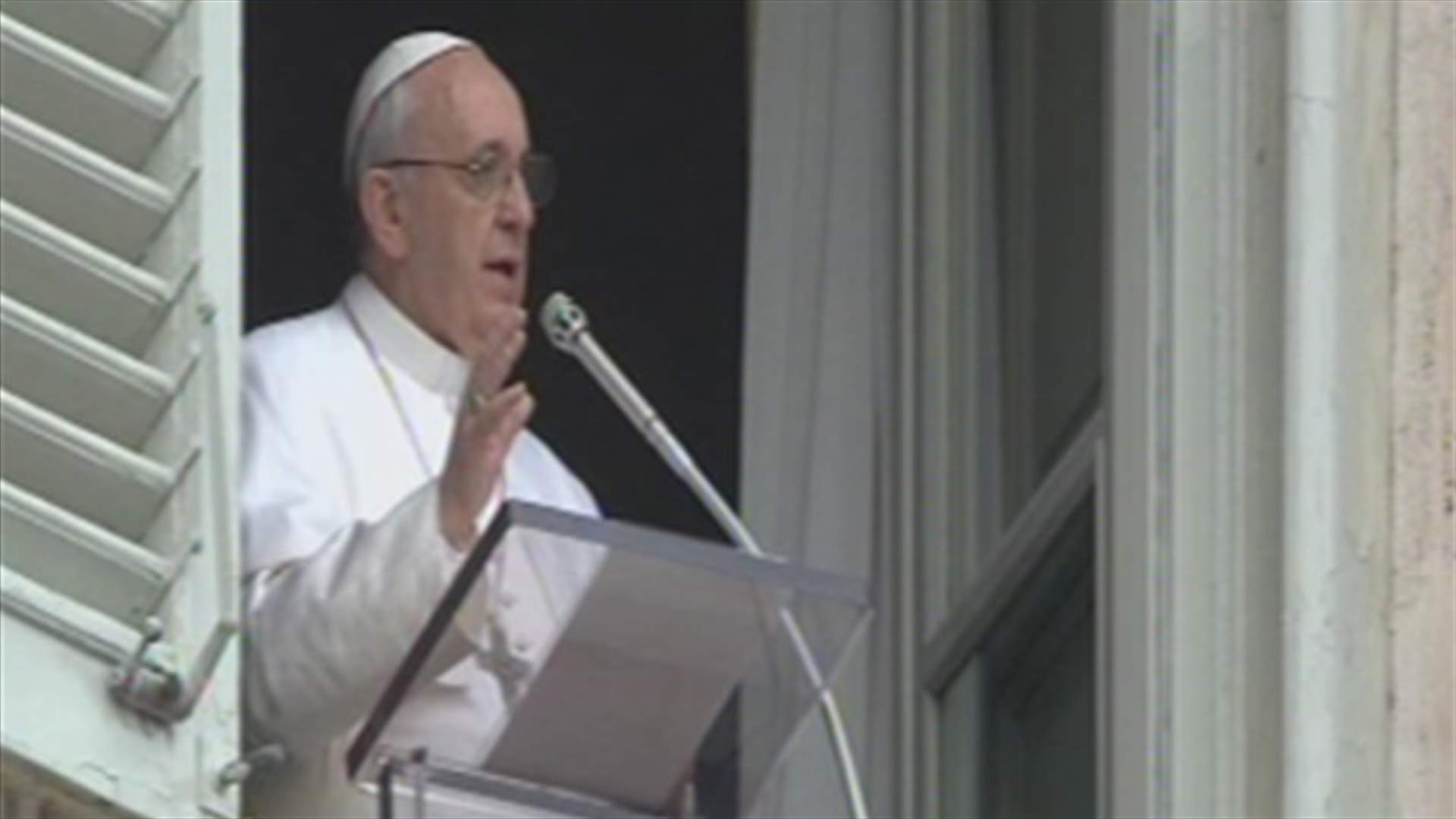 Pope makes impromptu appearance near Vatican