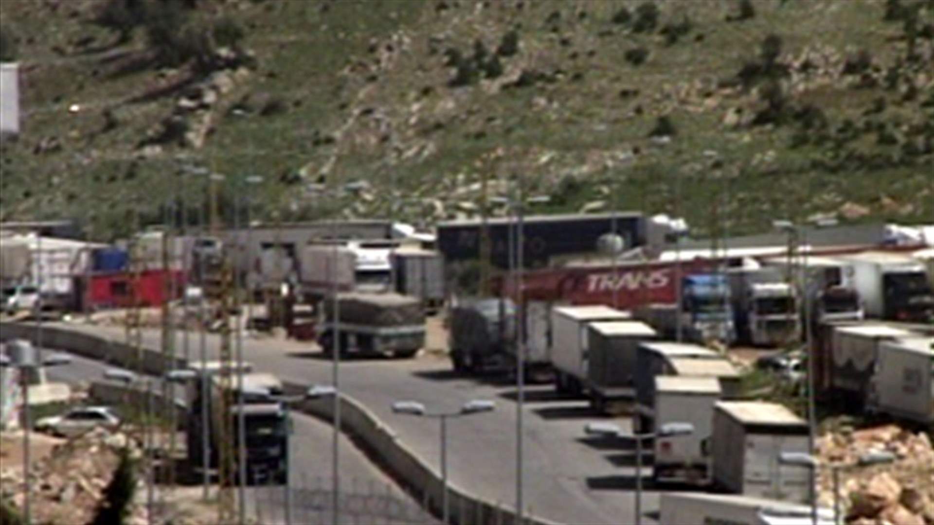 REPORT: Syrian authorities hold more than 100 Lebanese trucks on Lebanese-Syrian borders