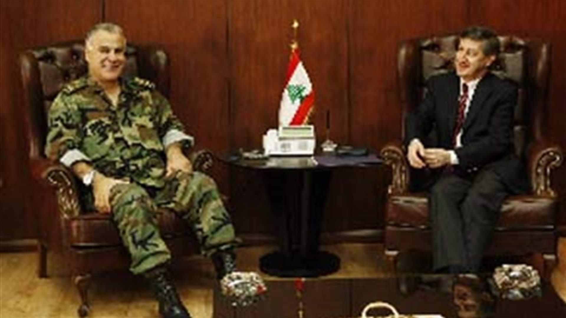 والاس اجتمع بقائد الجيش وبحث معه في الاوضاع العامة
