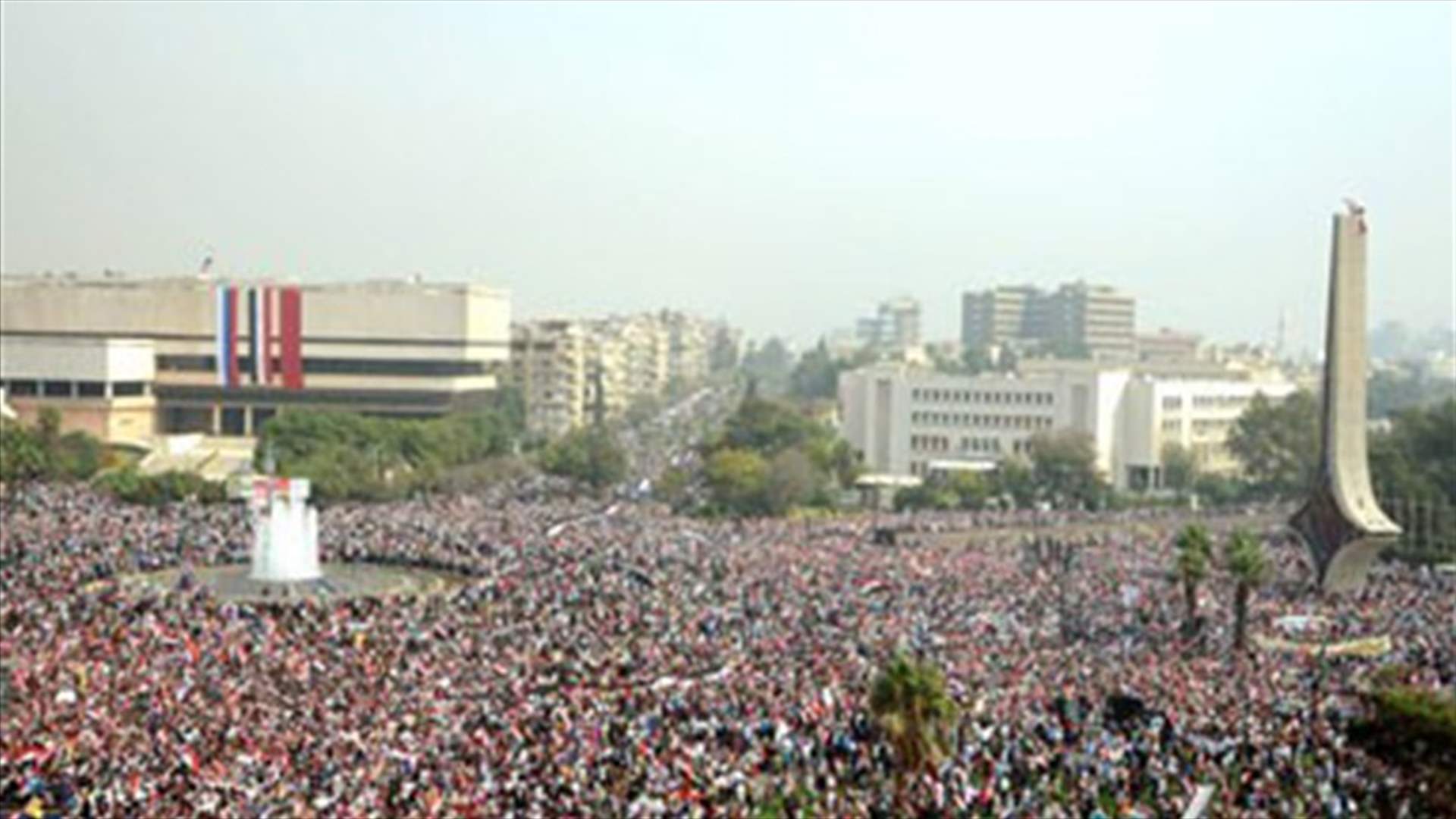 Anti and pro- Assad protesters take to the street 