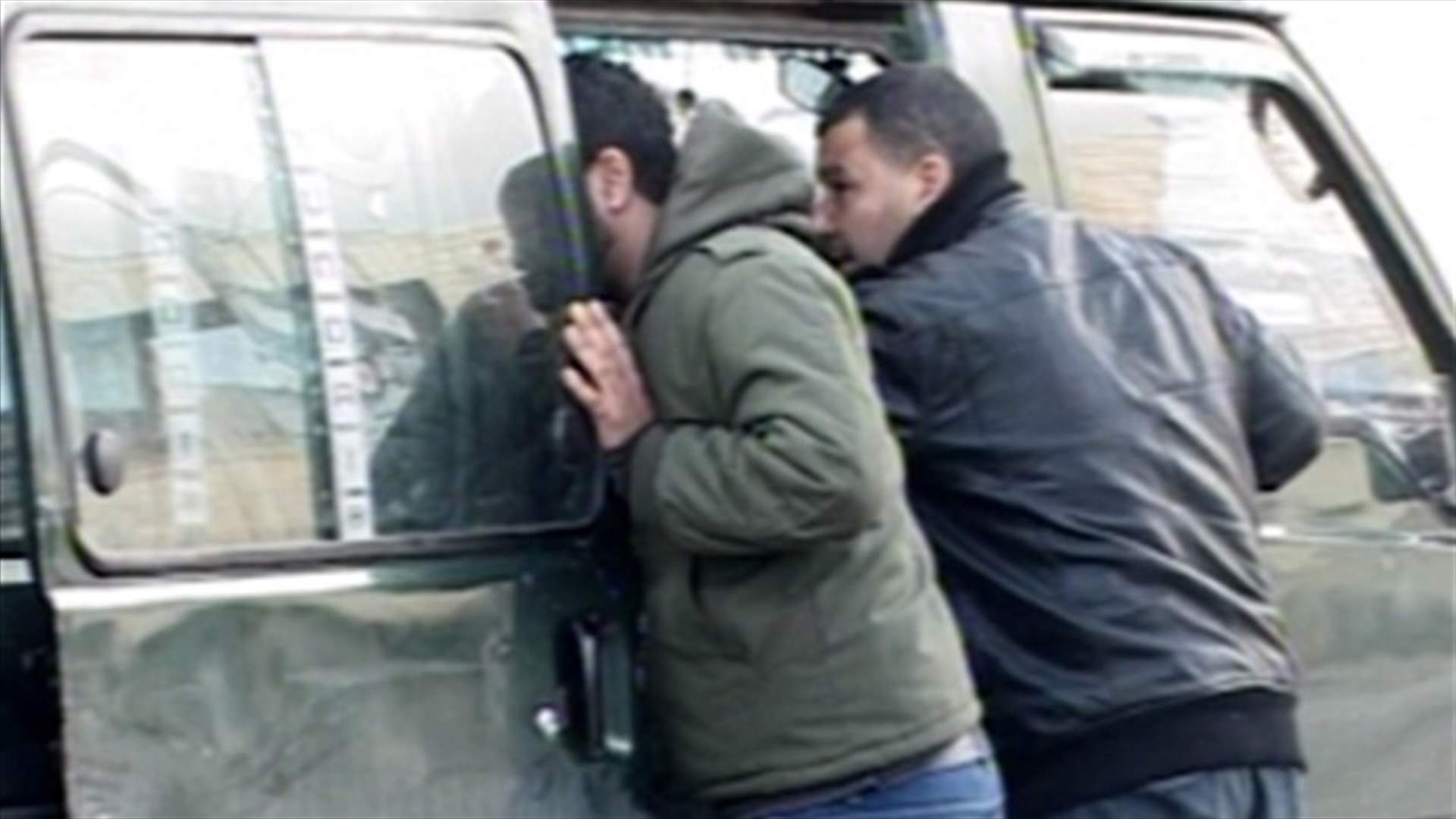 REPORT: For fourth consecutive day, relatives of Lebanese pilgrims prevent Syrians from working