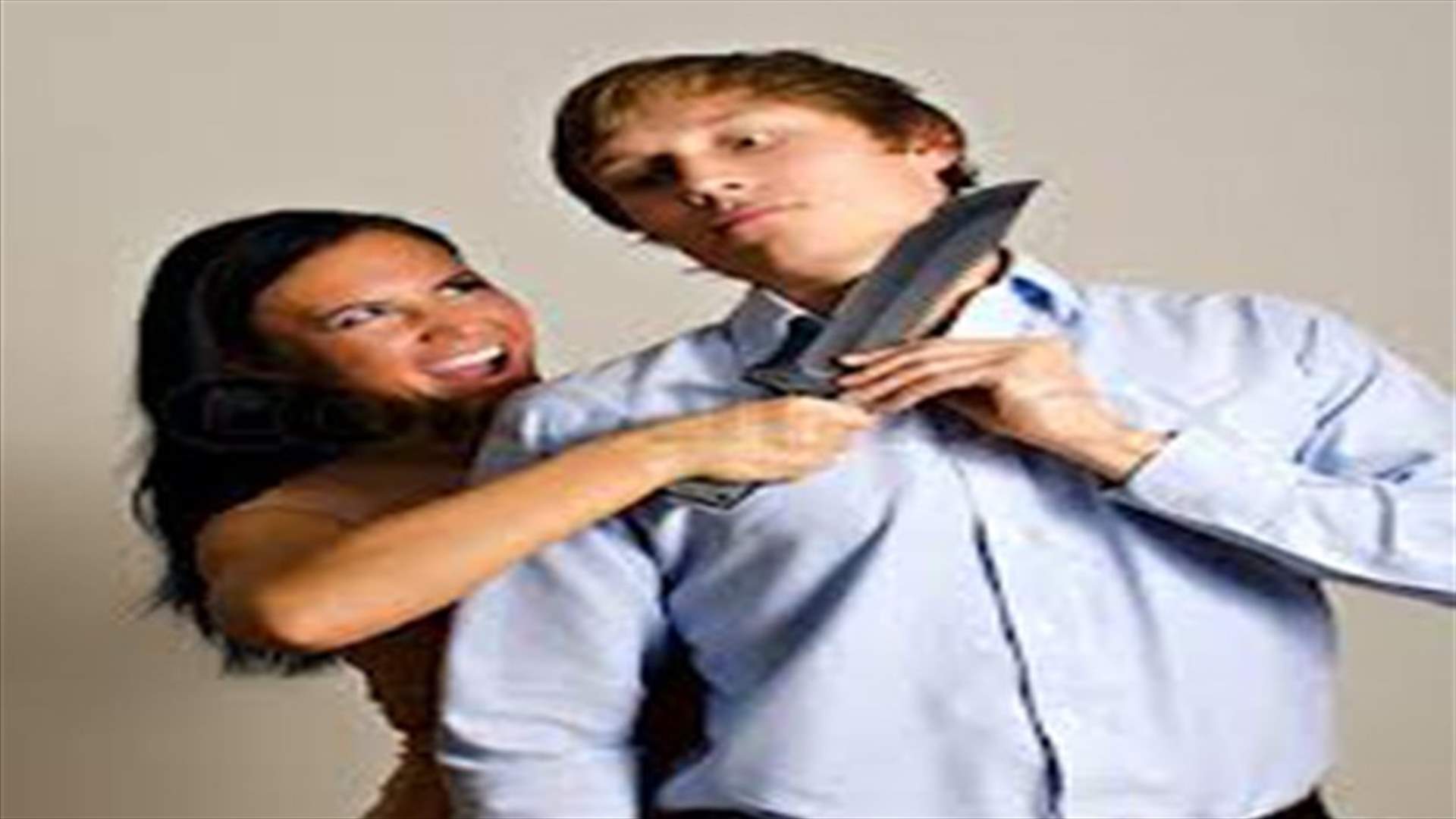 سلبته بعد وضع موس حلاقة على عنقه