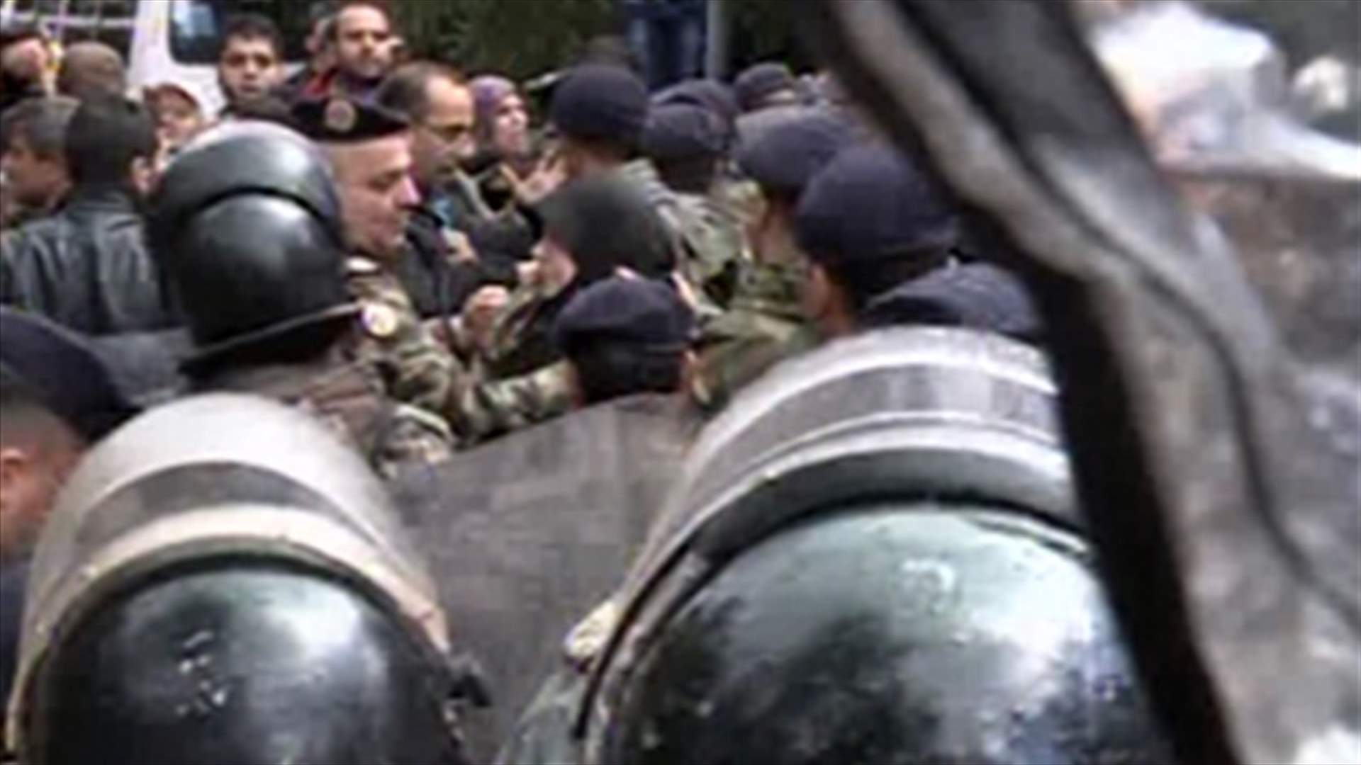 Relatives of Aazaz hostages clash with security forces outside Turkish embassy 