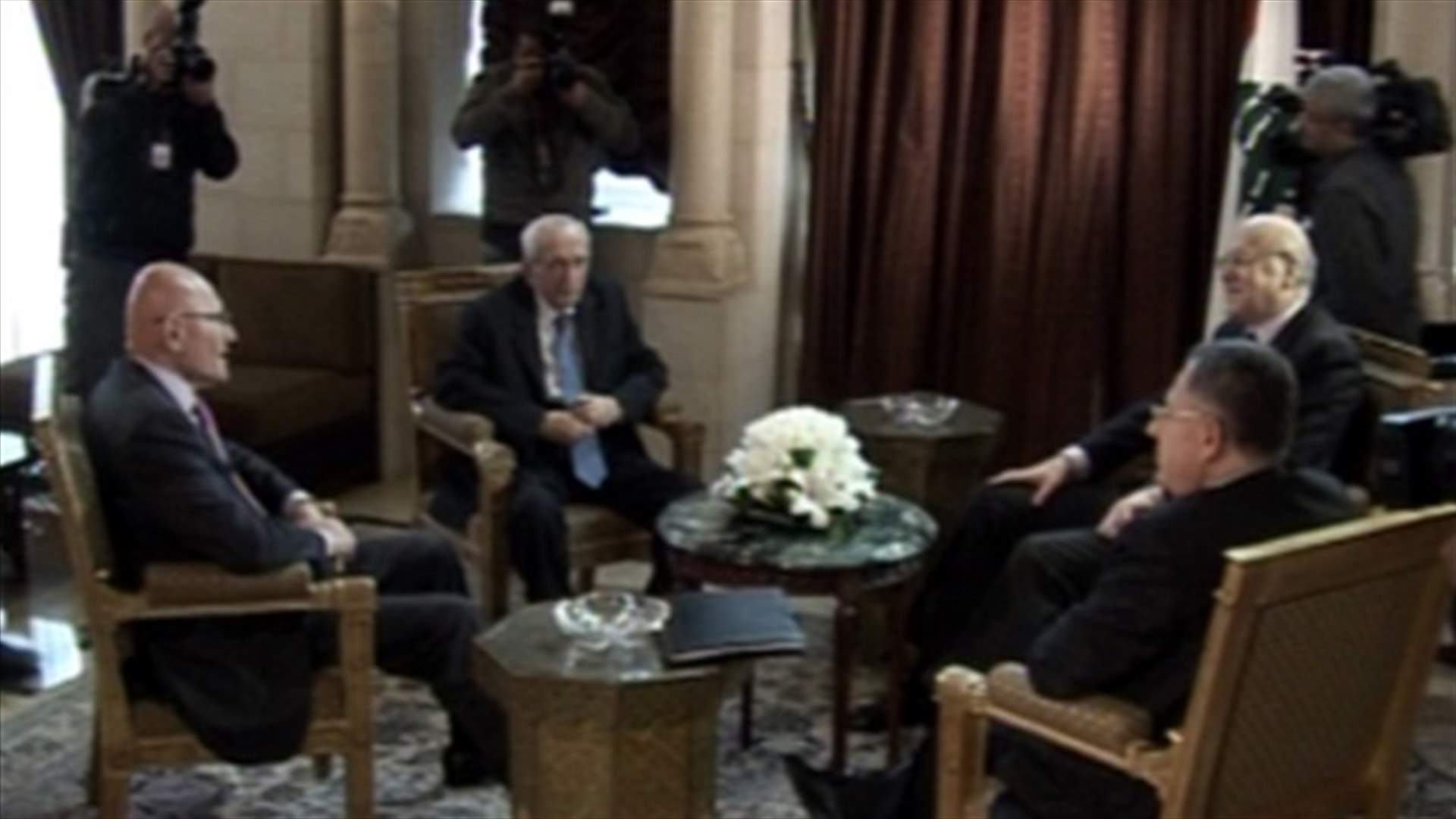 رؤساء الحكومة السابقين: كل ما نتج عن انتخابات المجلس الشرعي مخالف للقانون