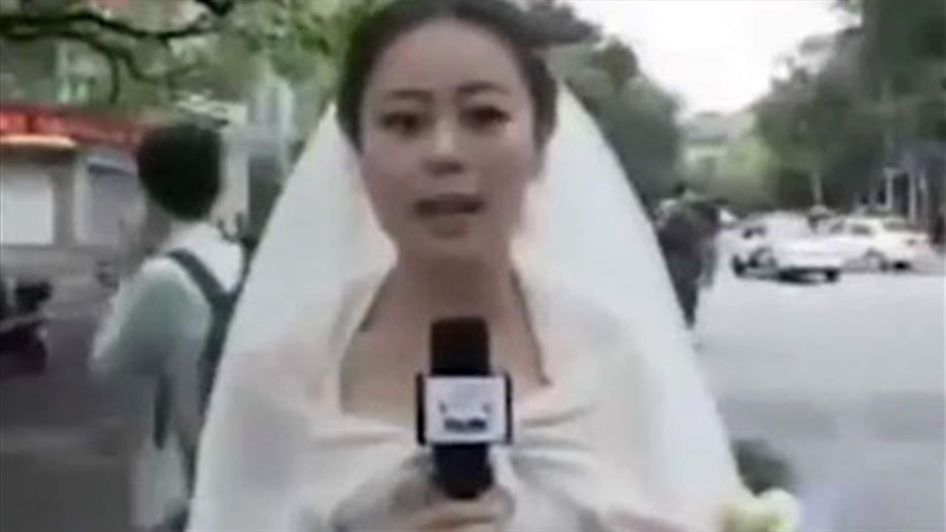 بالفيديو... هكذا غطّت اخبار الزلزال بفستان زفافها