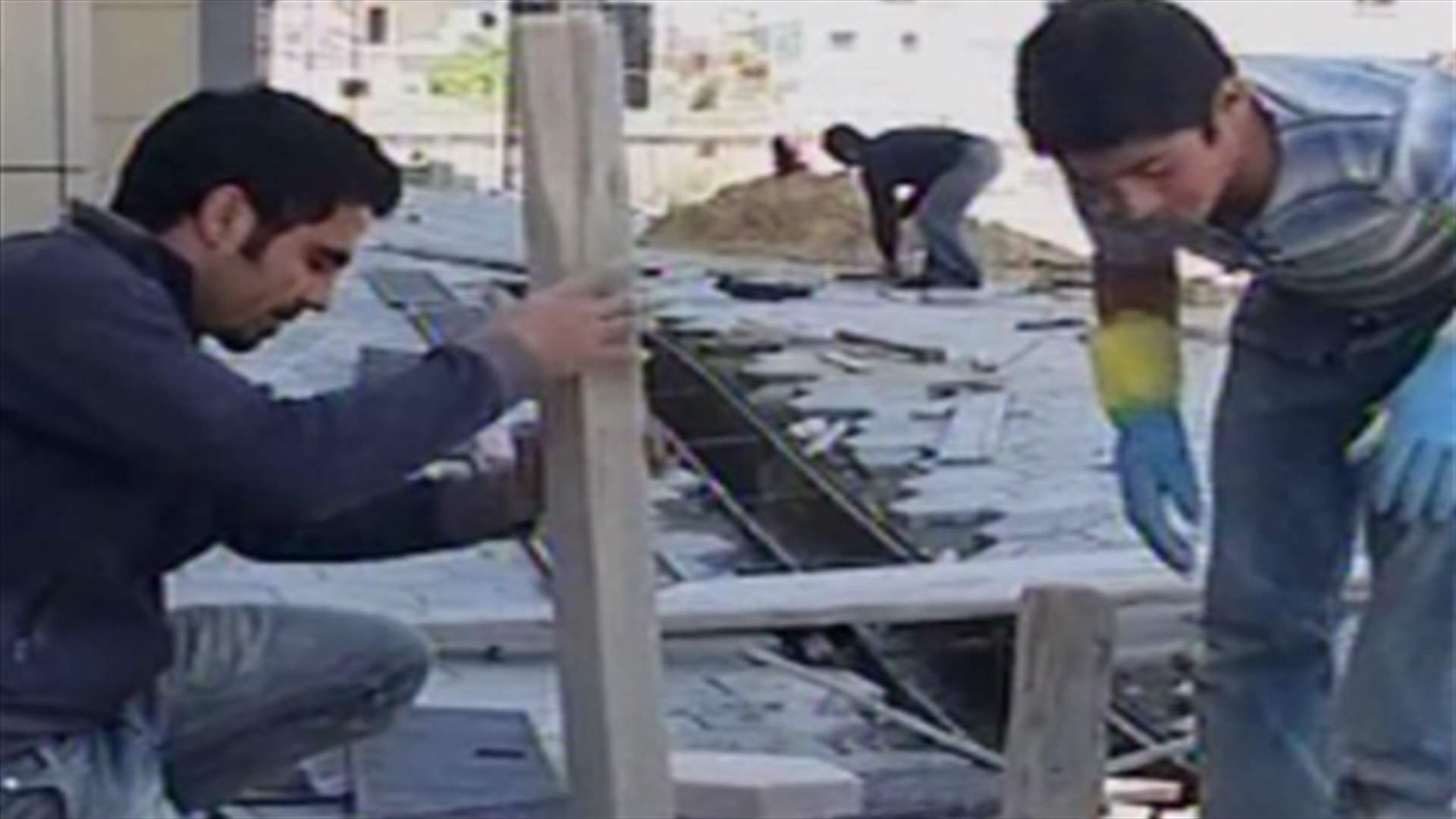في لبنان يتحوّلون عمالاً في الورش