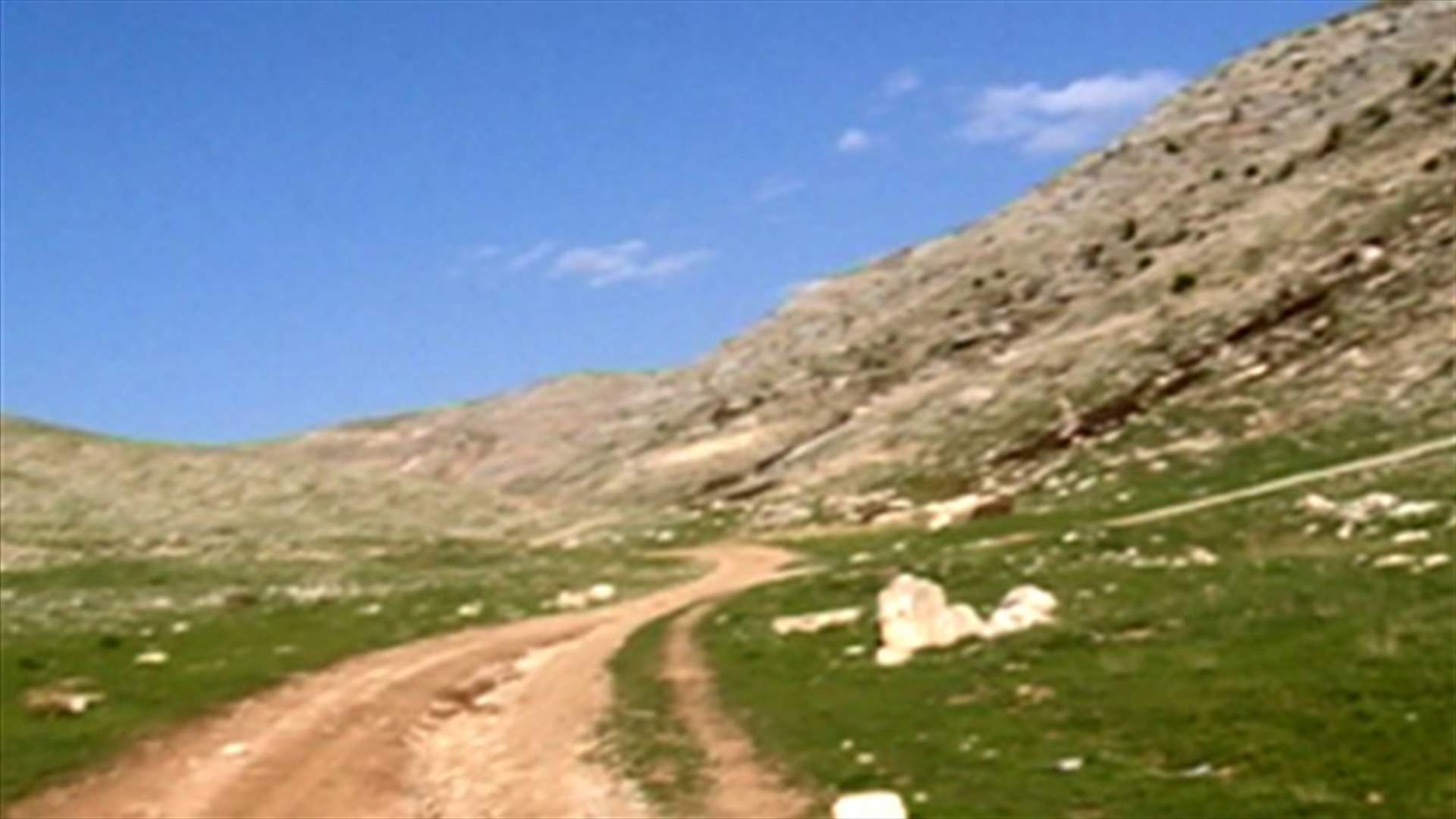 اصابات بانفجار لغم أرضي بسيارة في جرد العاقورة