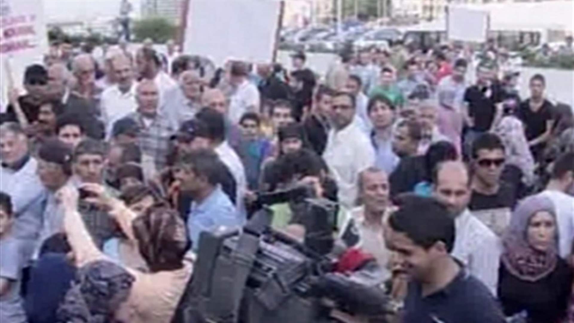 اعتصام لاهالي مخطوفي اعزاز في ساحة الشهداء