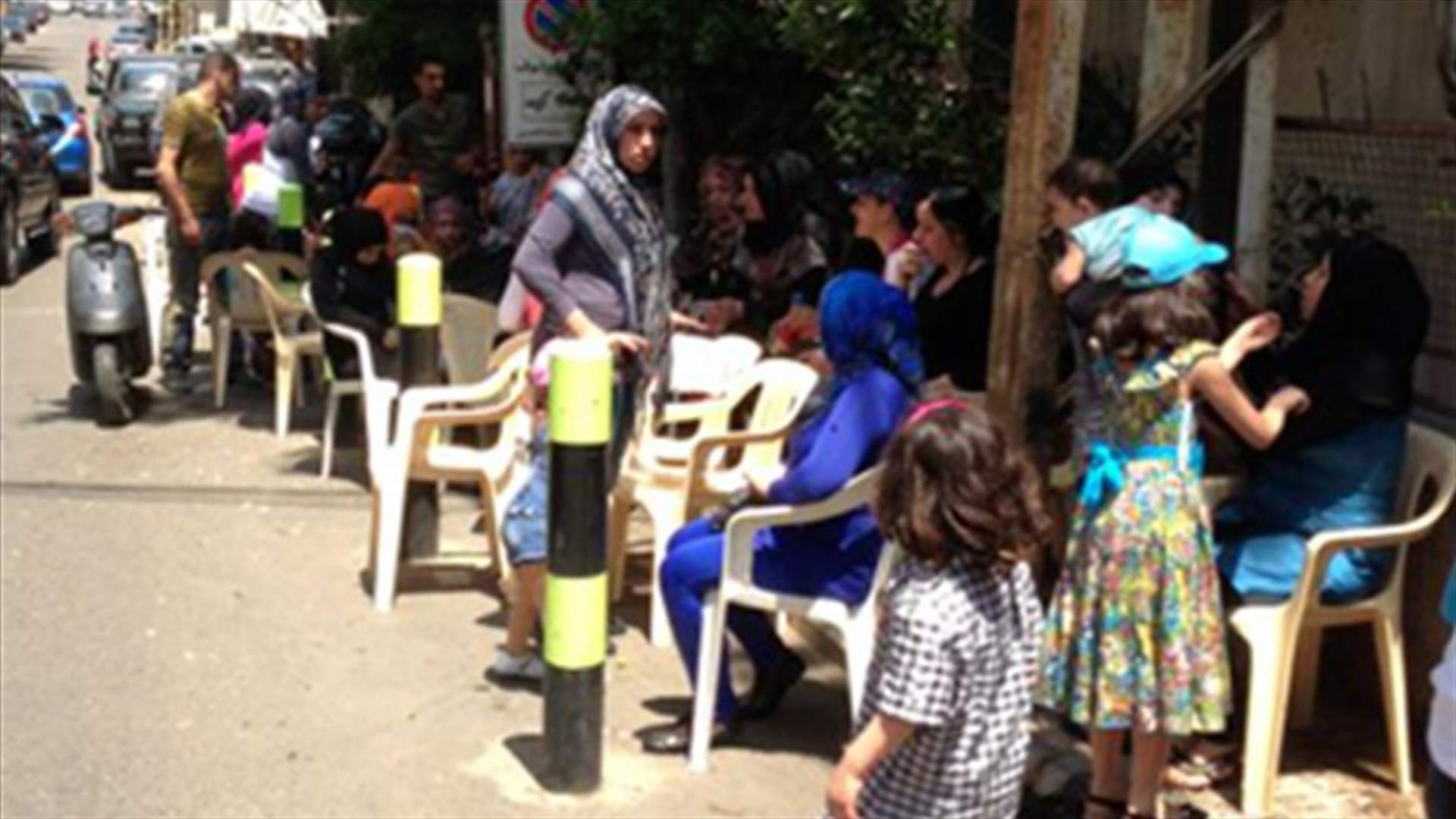 Al-Mokdad members stage sit-in, call for the release of detainees