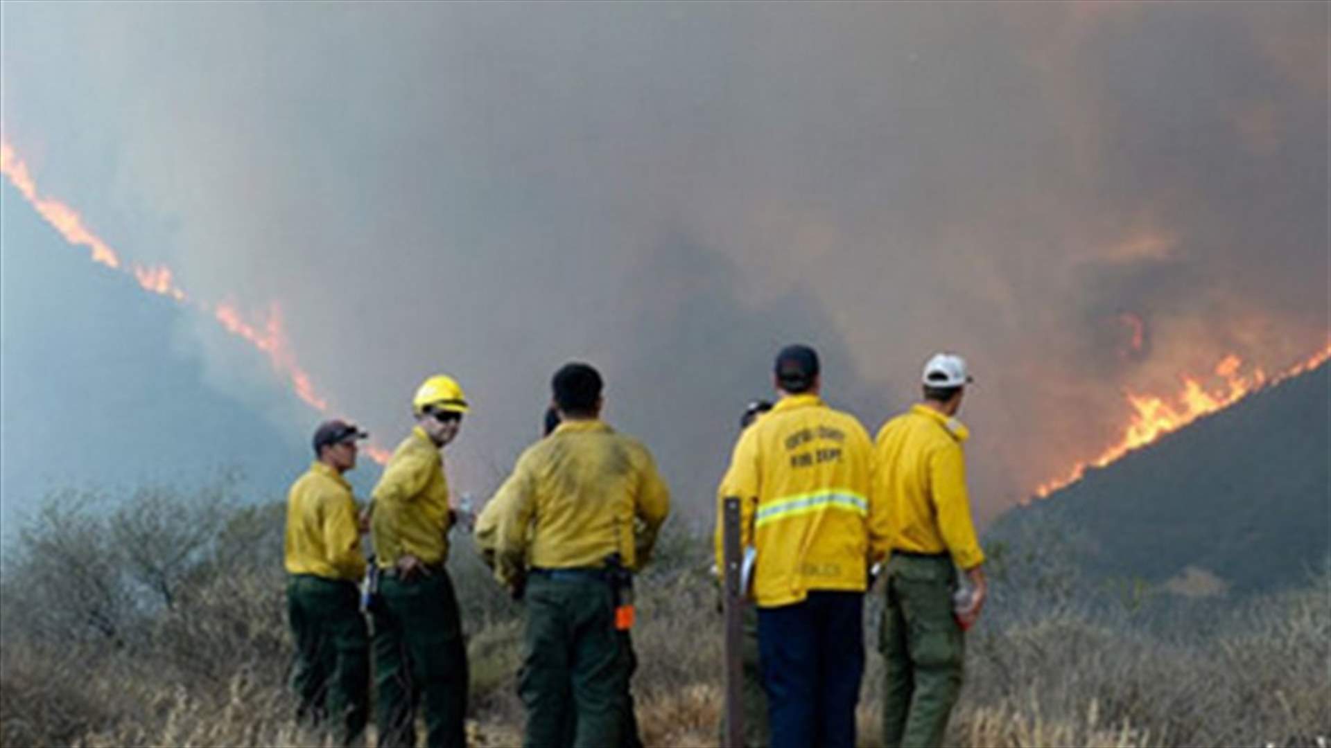 Wildfire on Southern California coast threatens 4,000 homes