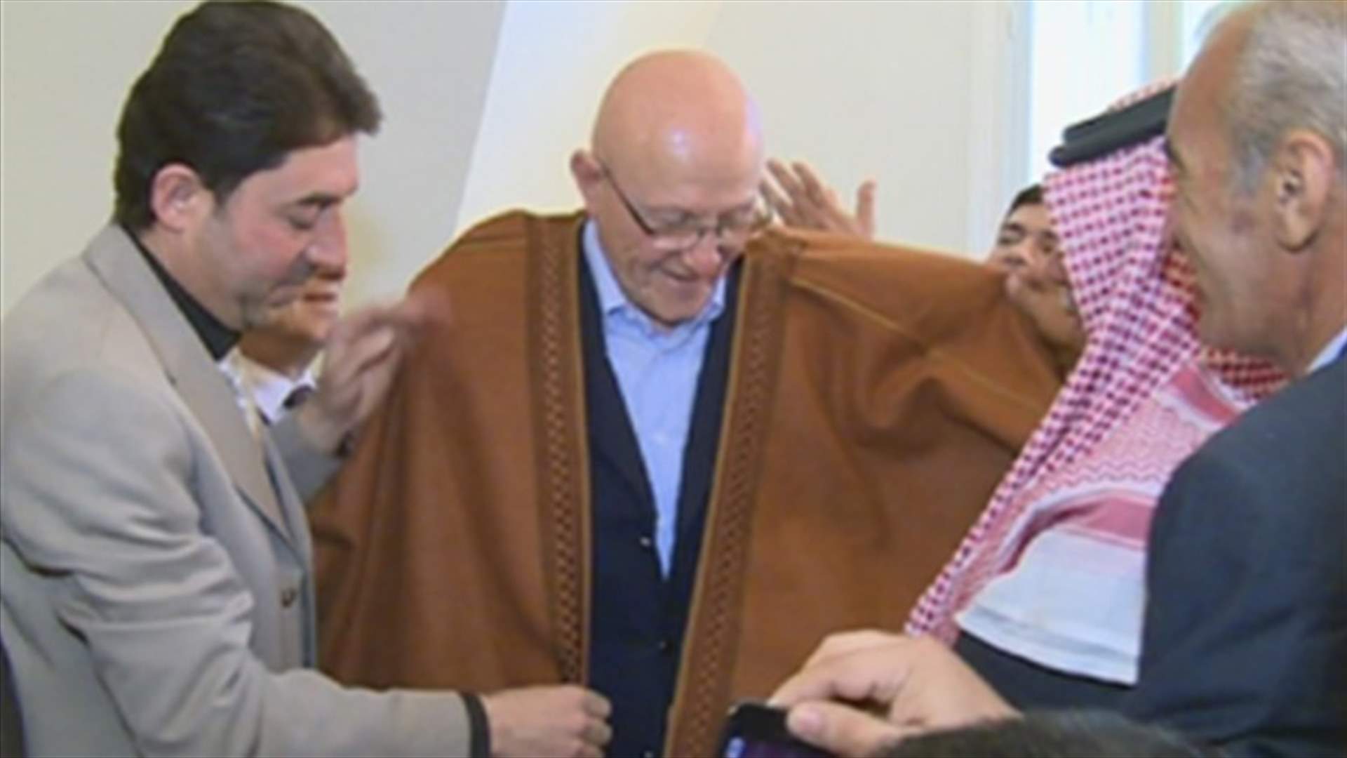عباءة عرسال والفاكهة لسلام