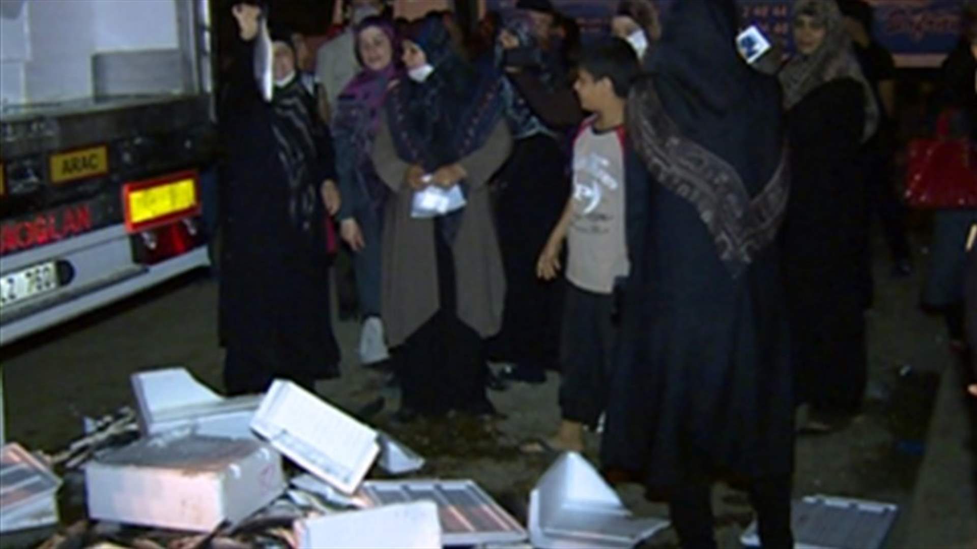 اعتصام لأهالي مخطوفي أعزاز ليلا في سوق السمك 