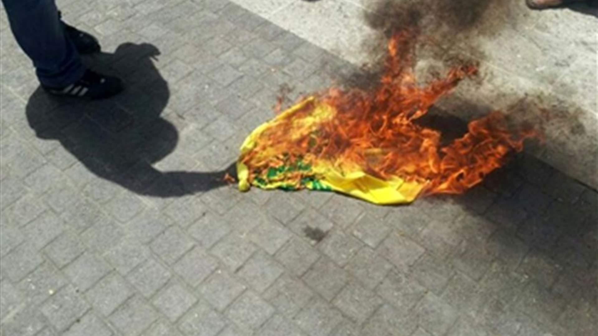 REPORT: Protesters burn Hezbollah flag outside Tripoli's Chamber of Commerce