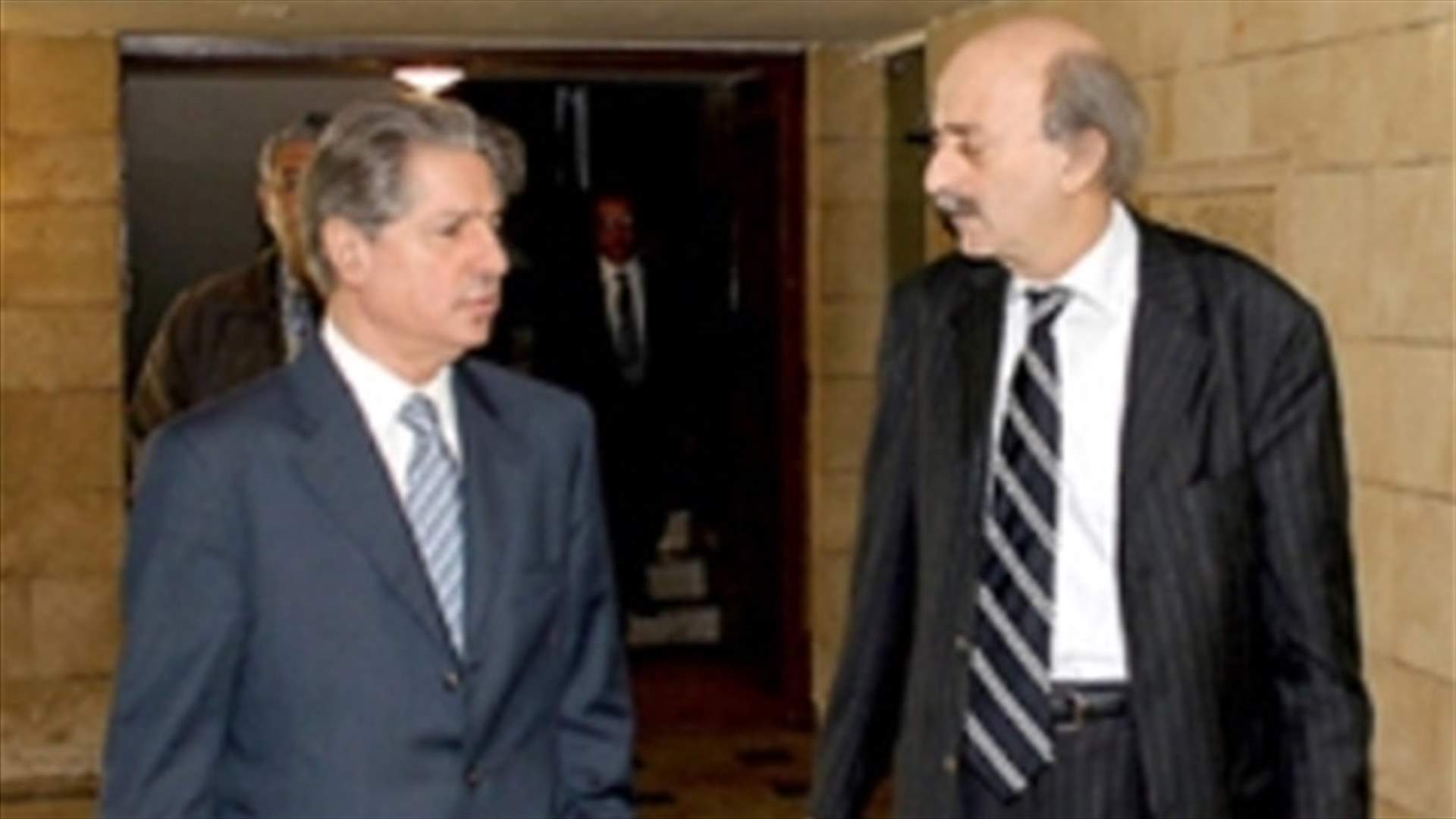 عقدة جنبلاط عولجت والعمل لمعالجة الكتائب