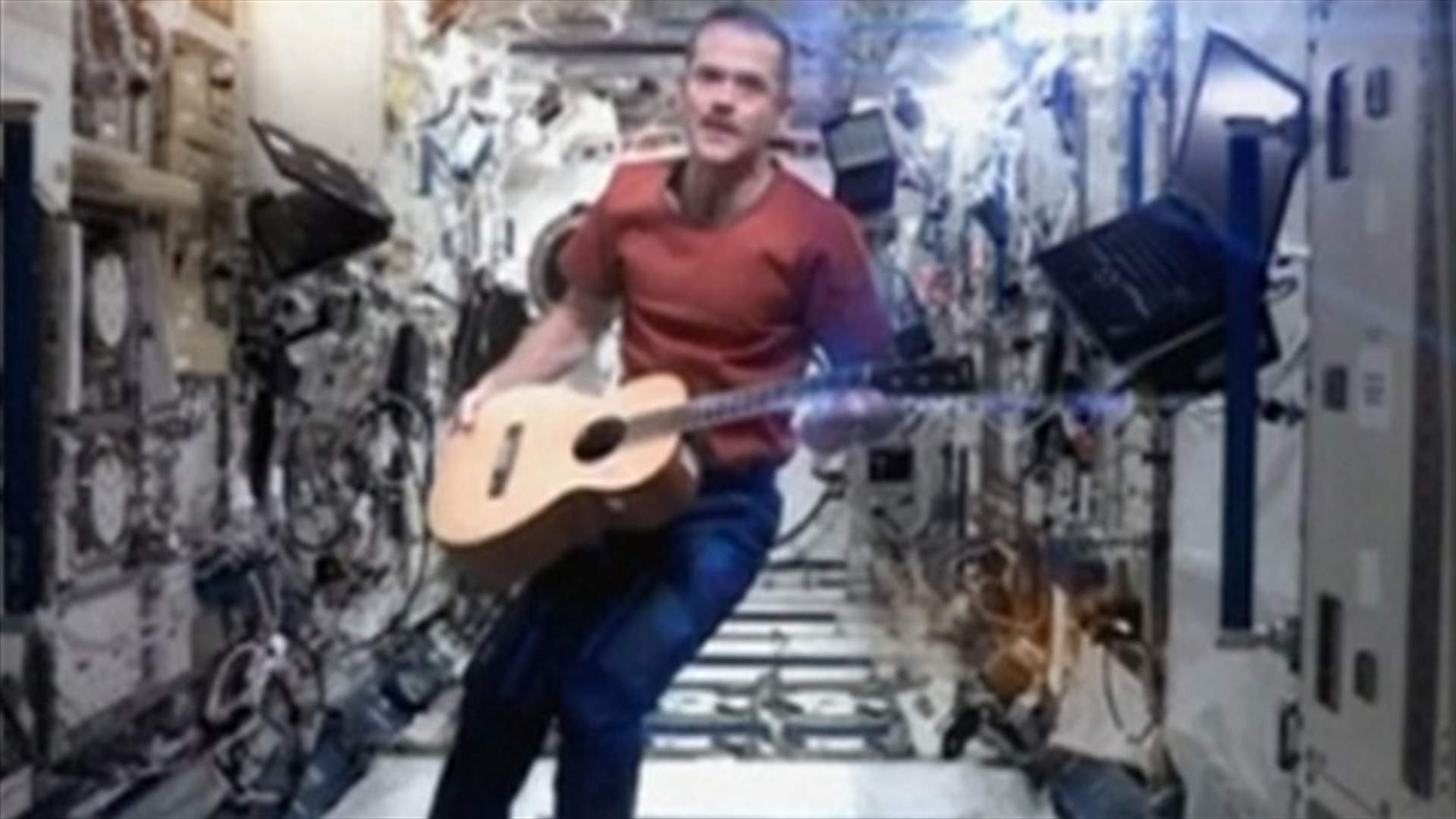 رائد الفضاء كريس هادفيلد يعود من الفضاء نجماً غنائياً