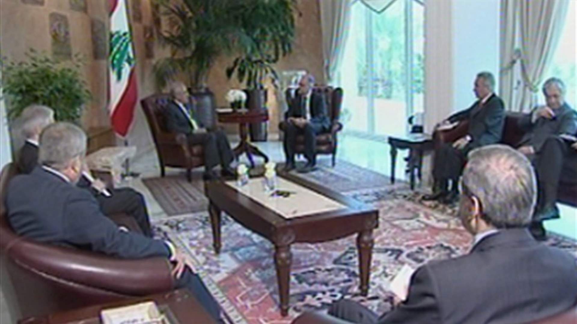 وزير الدفاع الايطالي يجول على المسؤولين