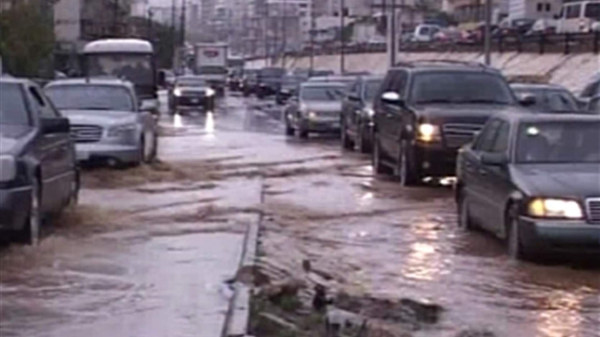 الأمطار الغزيرة تغرق طرقات لبنان... وانقاذ 30 مواطناً حاصرتهم الثلوج 