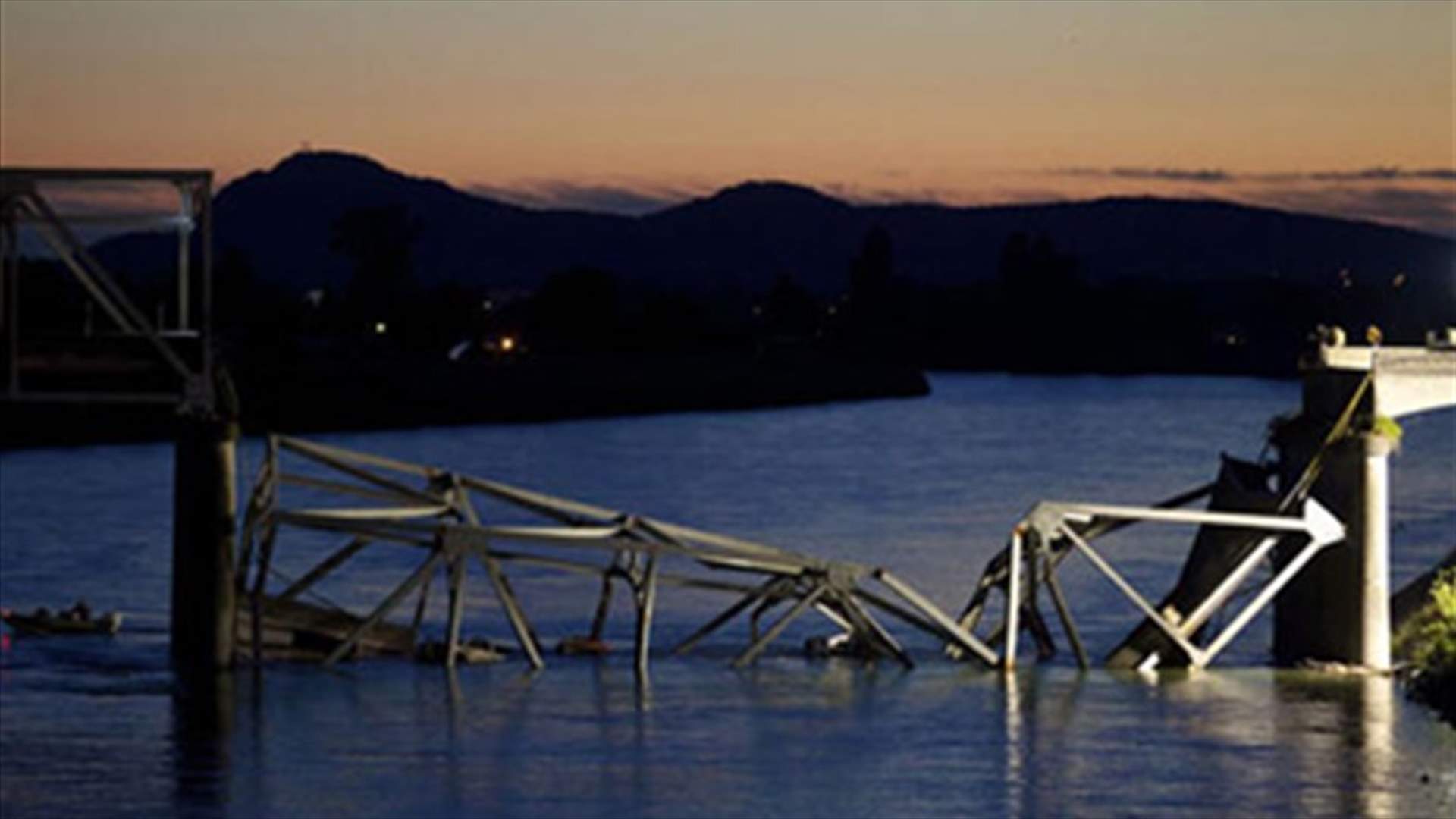 3 survive US bridge collapse; New span sought