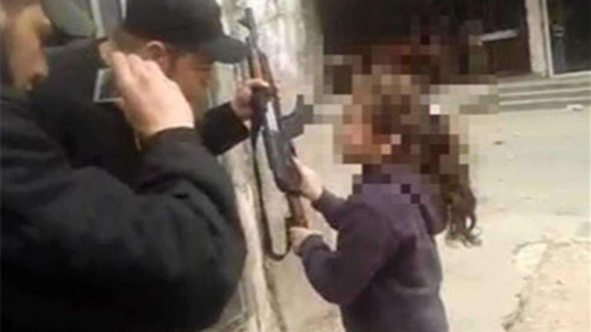  طفلة تطلق النار خلال اشتباكات طرابلس(شاهدوا الفيديو)