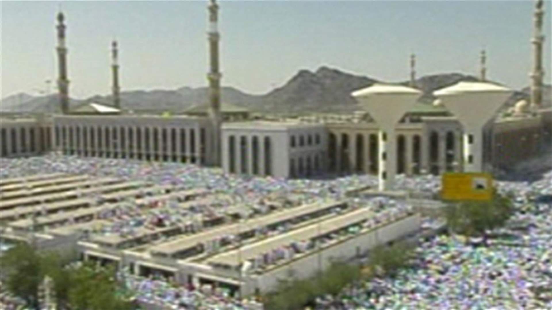 Vast crowds of pilgrims climb the ascent of Arafat 