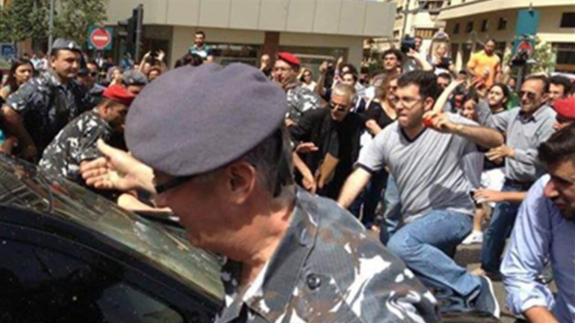 بالفيديو...هكذا رشق نواب التمديد بالبندورة