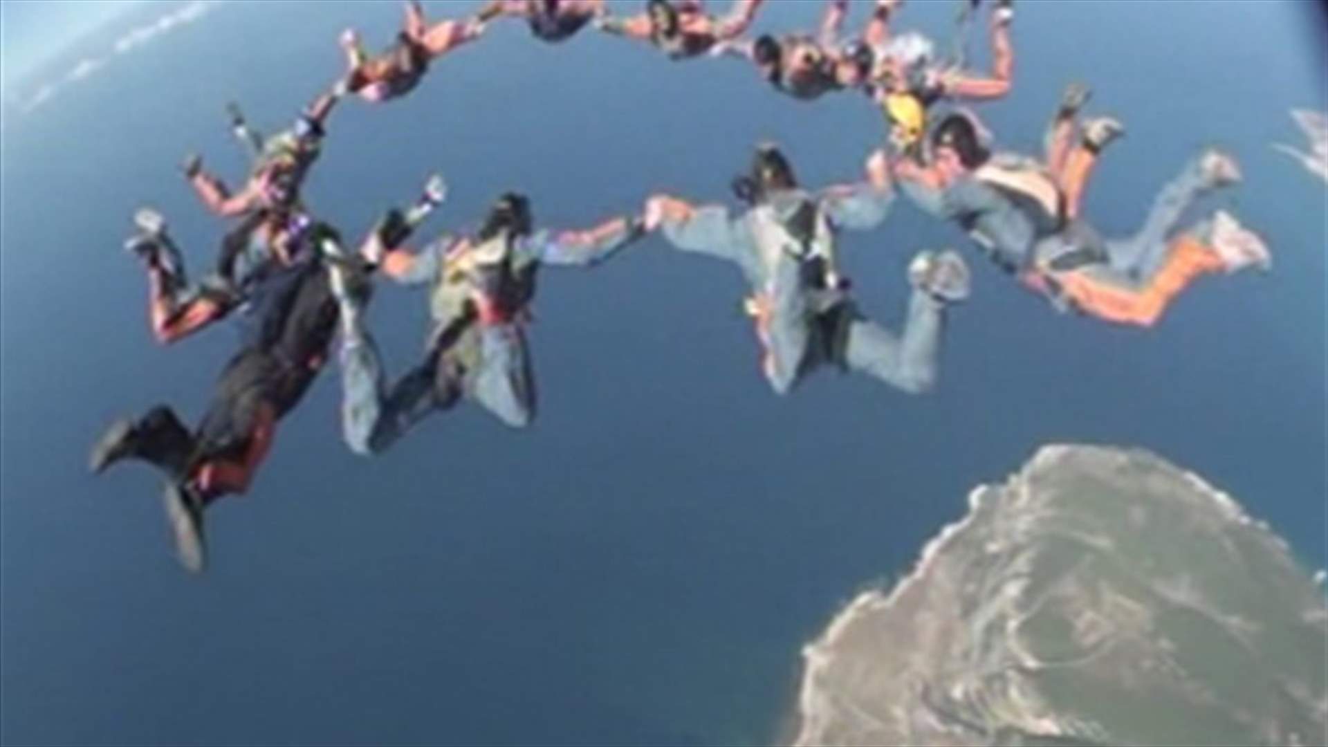 ممارسة هواية الـ"sky diving"..باتت ممكنة بلبنان...وعلى عشاقها الاستفادة