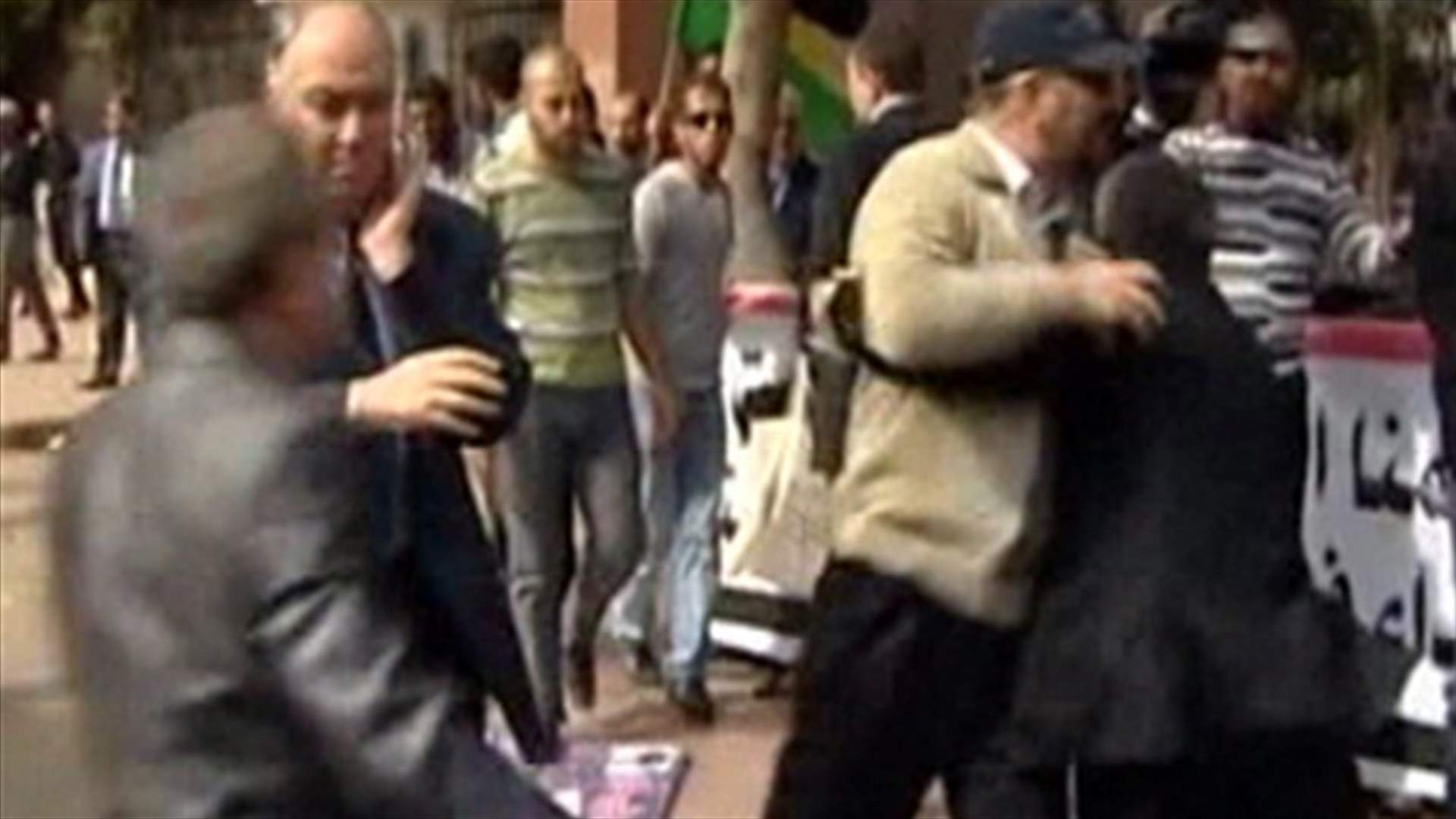 19 قتيلا في سوريا...ومحتجون يرشقون وفد المعارضة السوري بالبيض