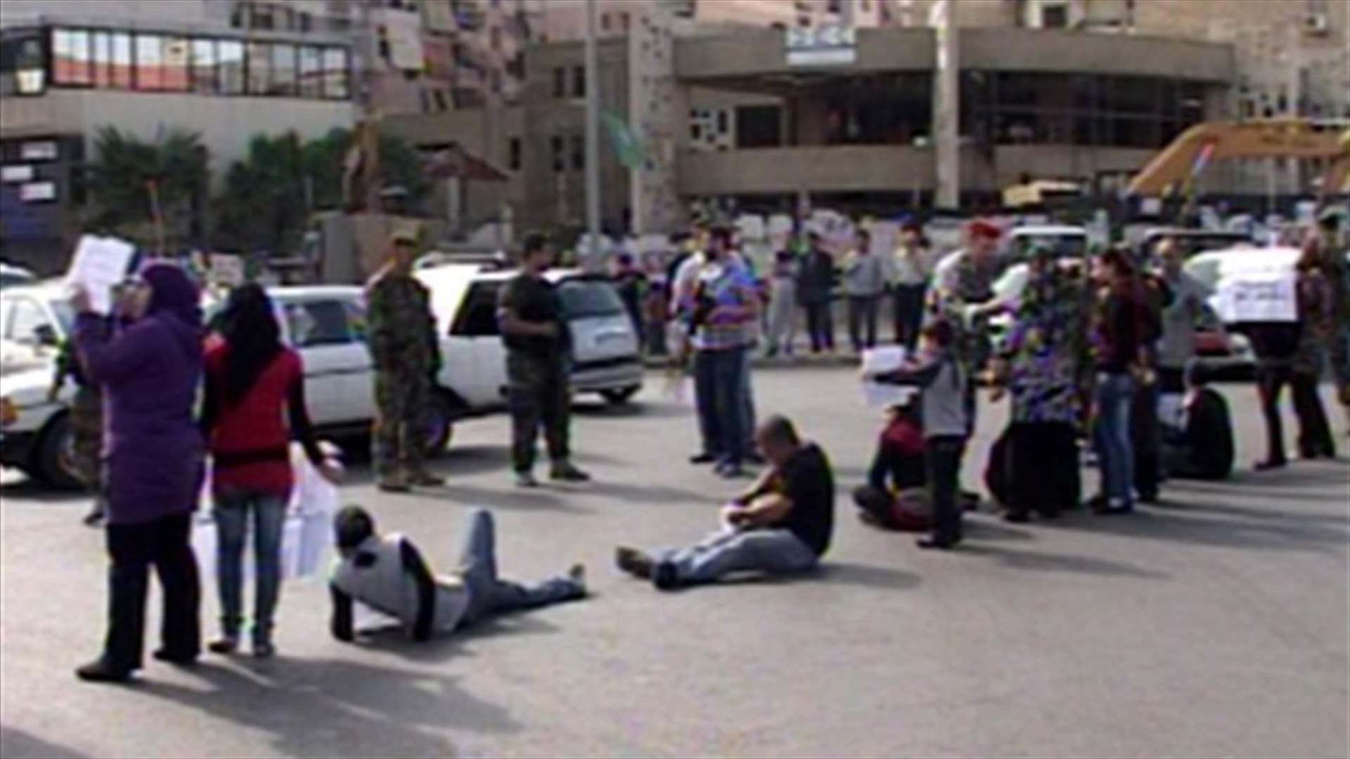 أهالي الموقوفين الاسلاميين يعتصمون ويحاولون قطع طرقات ...والجيش يتدخل