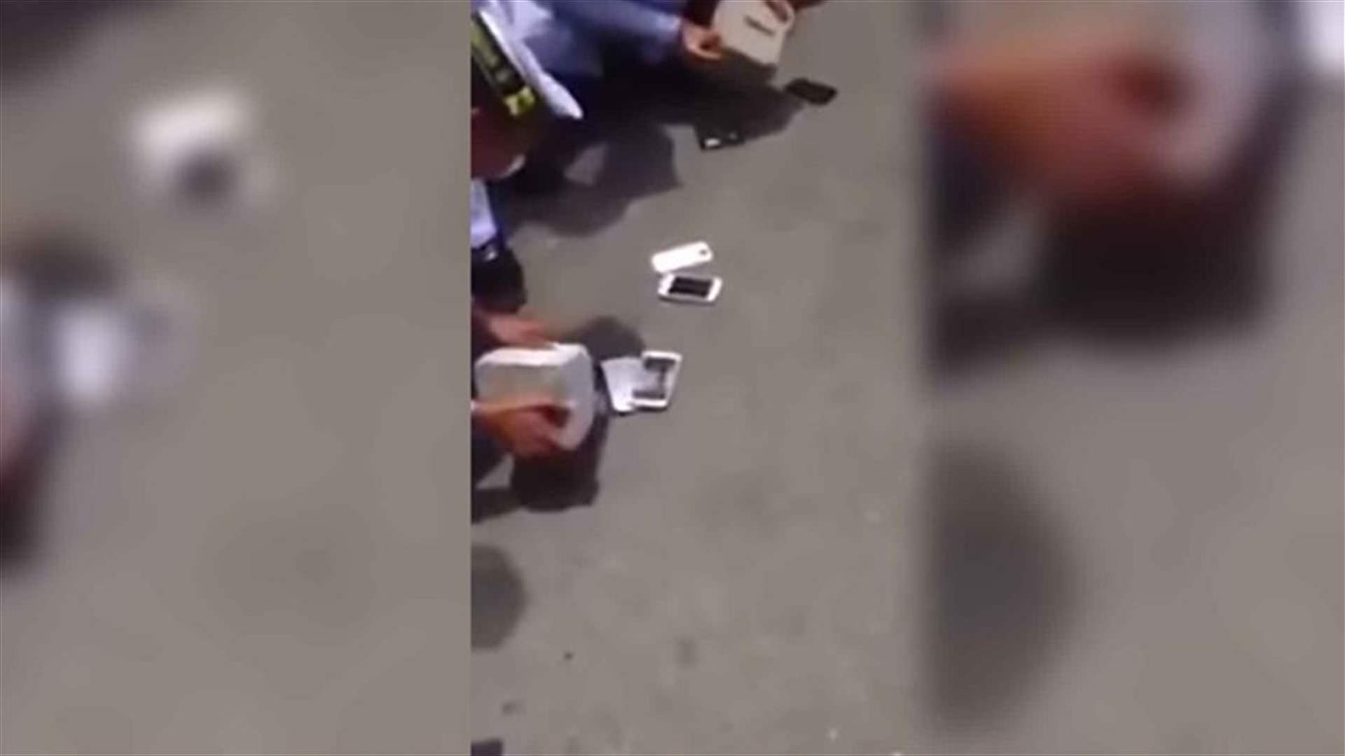 بالفيديو: أجبروهم على تحطيم هواتفهم كعقابٍ لهم