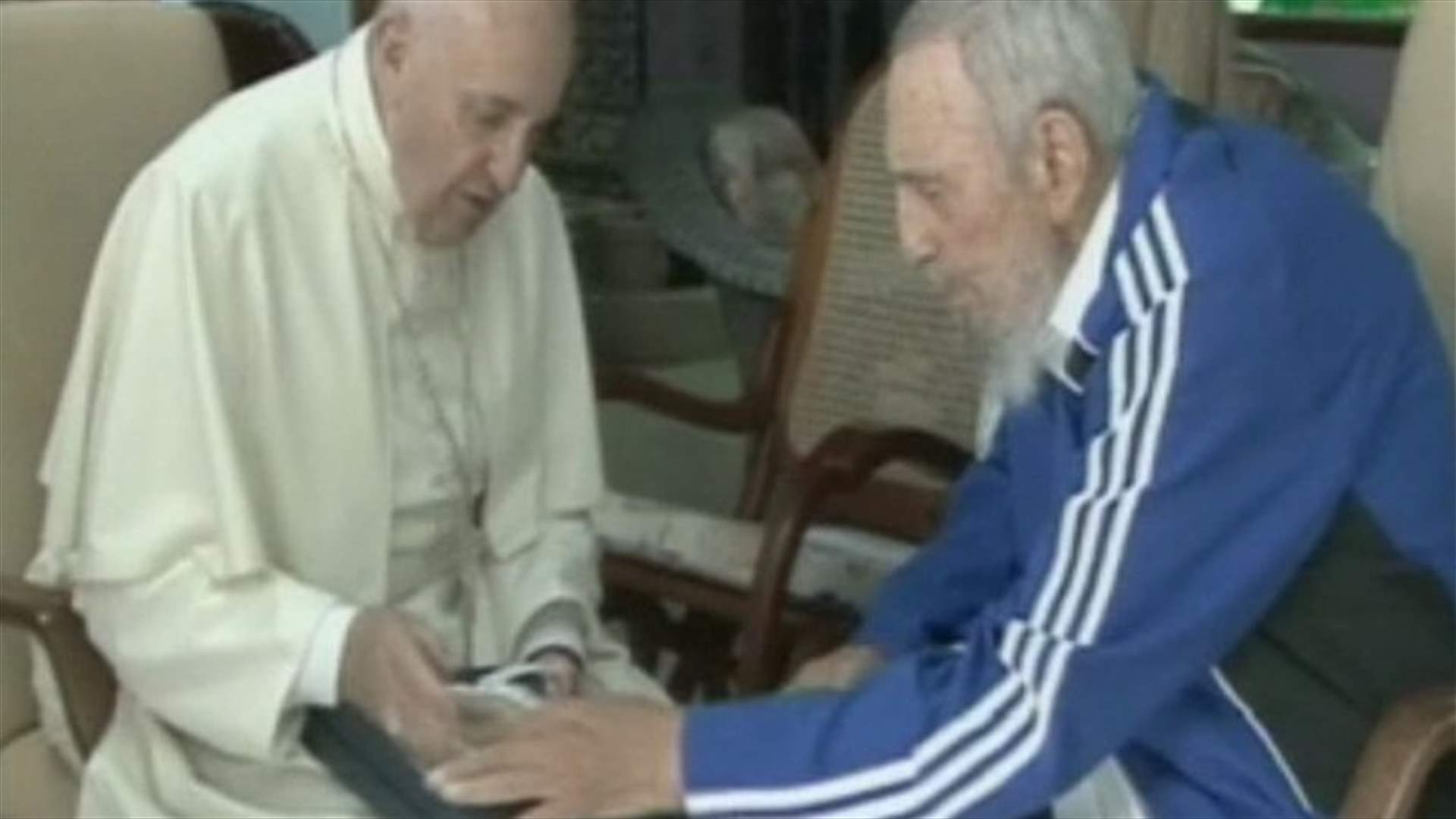 فيدل كاسترو يستقبل البابا فرنسيس في منزله في هافانا